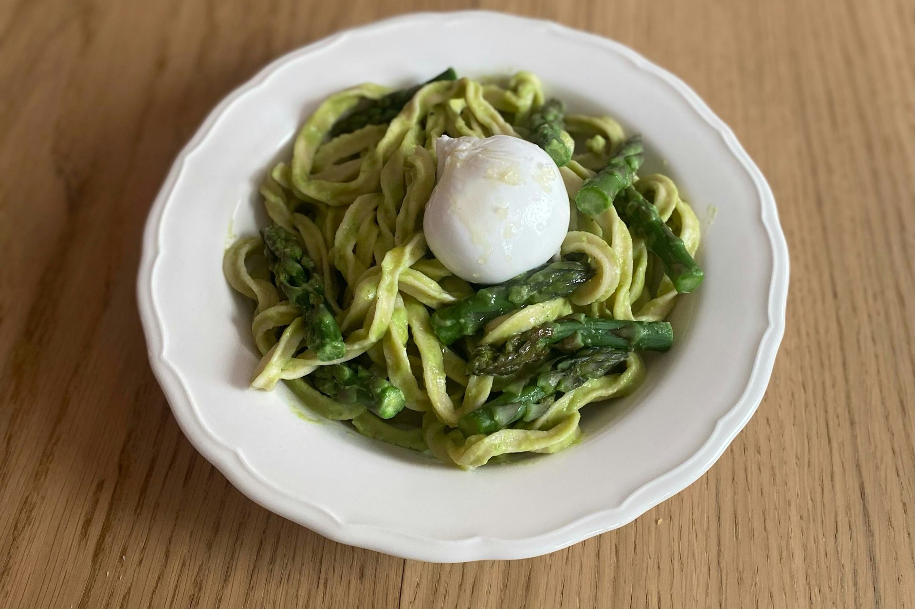 Wunderbar frisch und bringt Abwechslung in die Spargelzeit: unsere Spargel-Pasta mit Burrata.