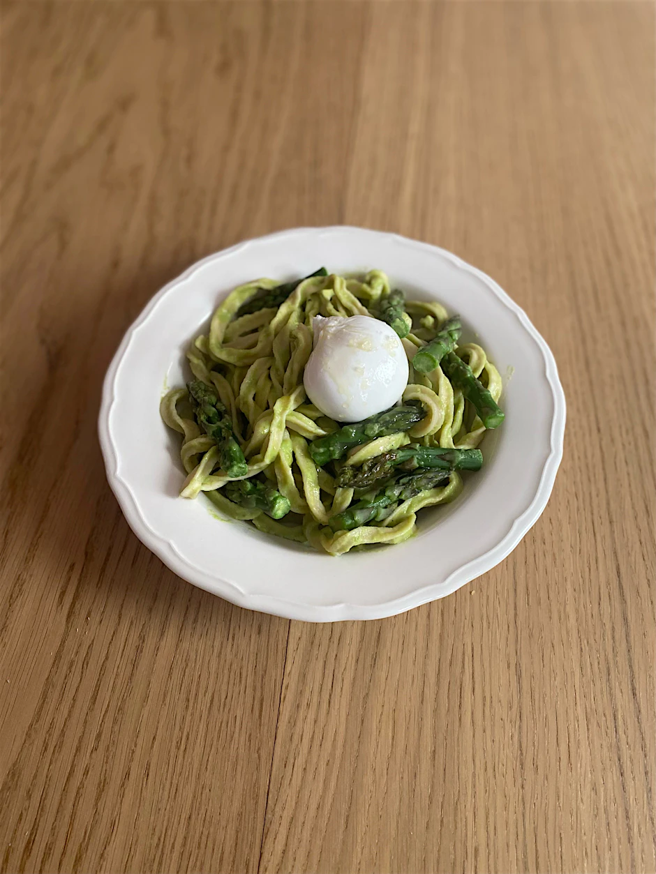 Wunderbar frisch und bringt Abwechslung in die Spargelzeit: unsere Spargel-Pasta mit Burrata.
