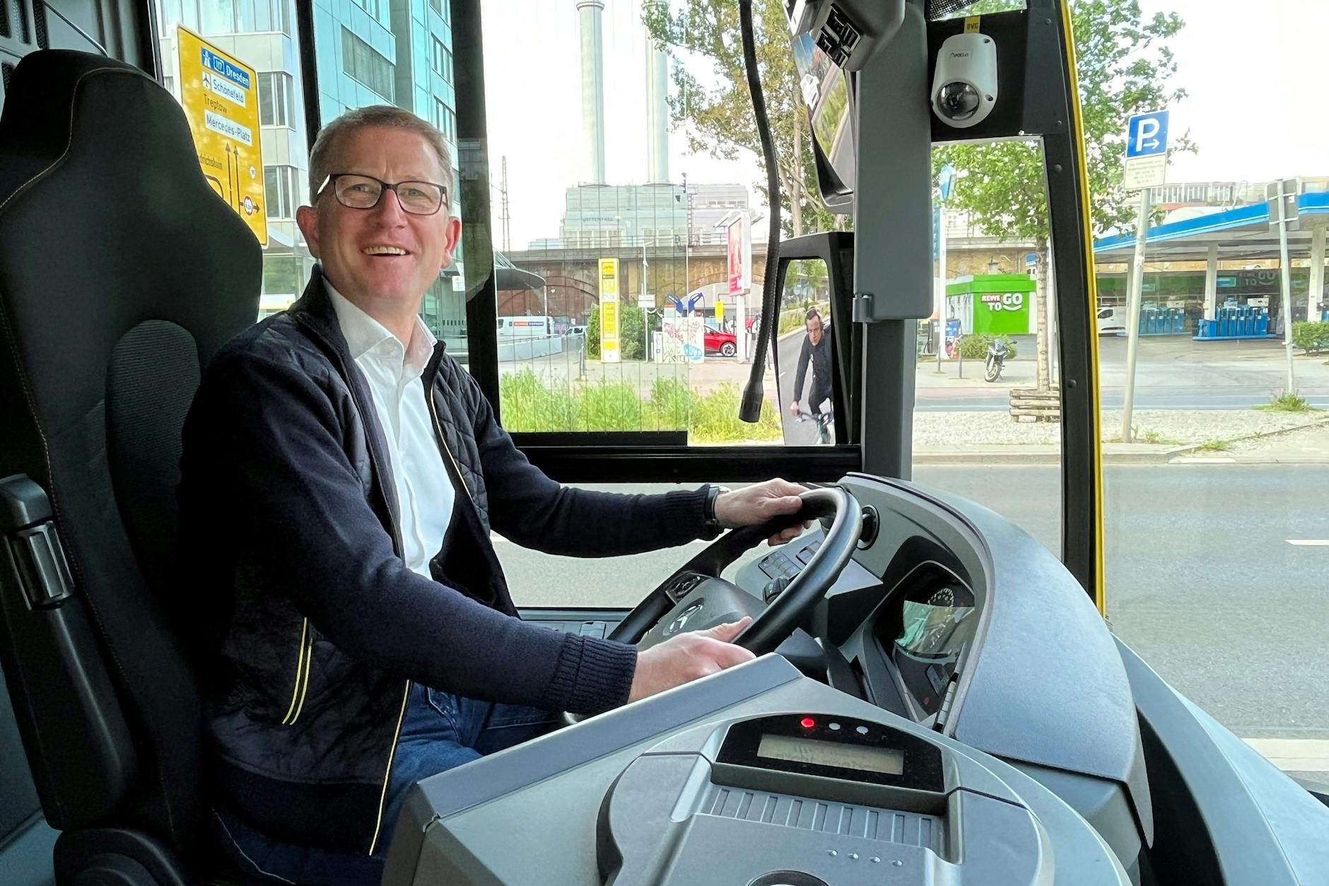 Hier fährt der Chef selbst: Rolf Erfurt, Betriebsvorstand der landeseigenen BVG, am Steuer eines Mercedes-Benz Citaro C2. Der Bus Nummer 1056 wird normalerweise als Fahrschulwagen genutzt.