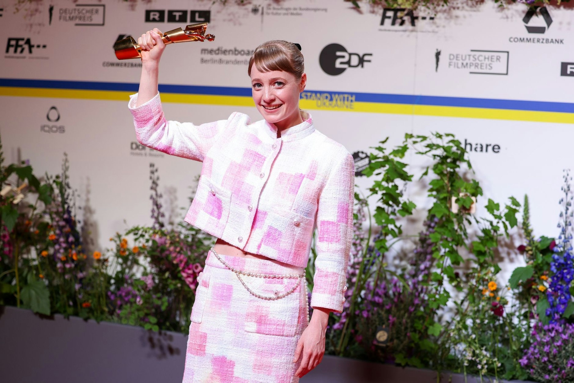 Leonie Benesch präsentiert ihre Lola in der Kategorie «Beste Weibliche Hauptrolle».  