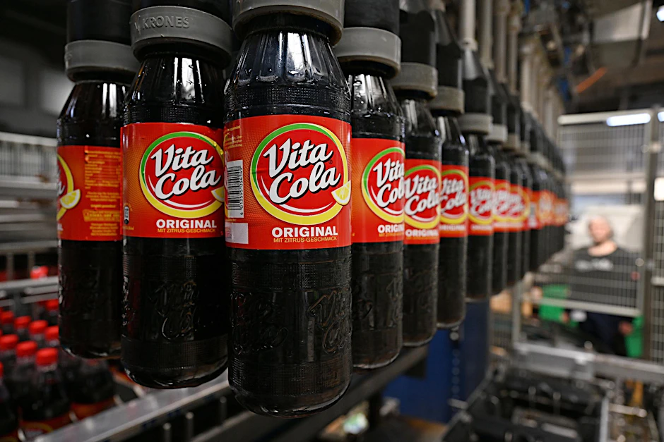Abfüllung von Vita-Cola an der Produktionsanlage. 
