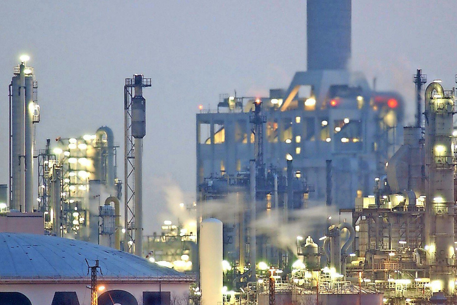 Das BASF-Werk in Ludwigshafen: Die Chemie-Industrie kalkuliert mit weiterem Produktionsrückgang.