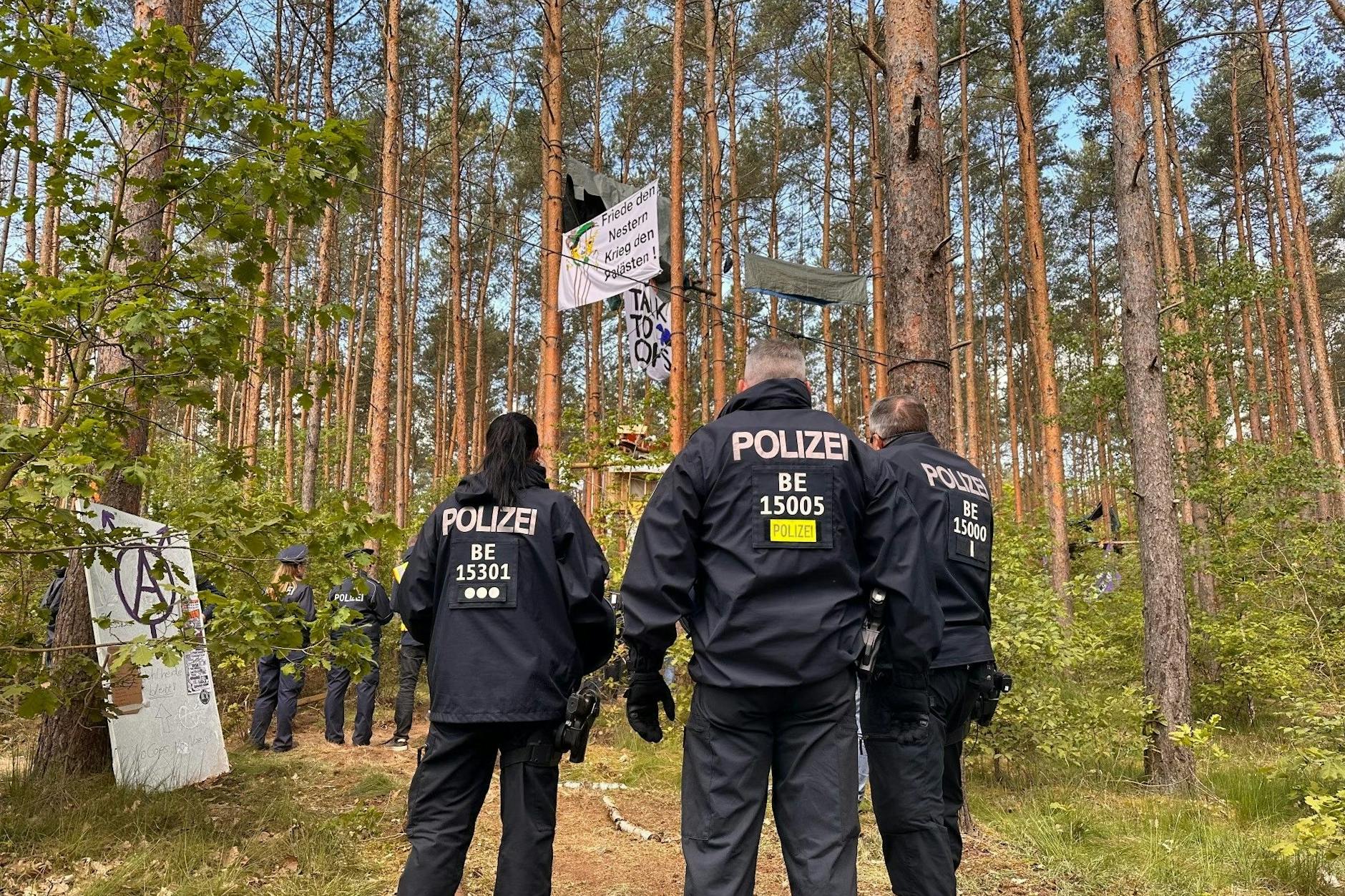 In der Berliner Wuhlheide hat die Polizei mit der Auflösung eines Protest-Camps von etwa 100 Aktivisten begonnen.