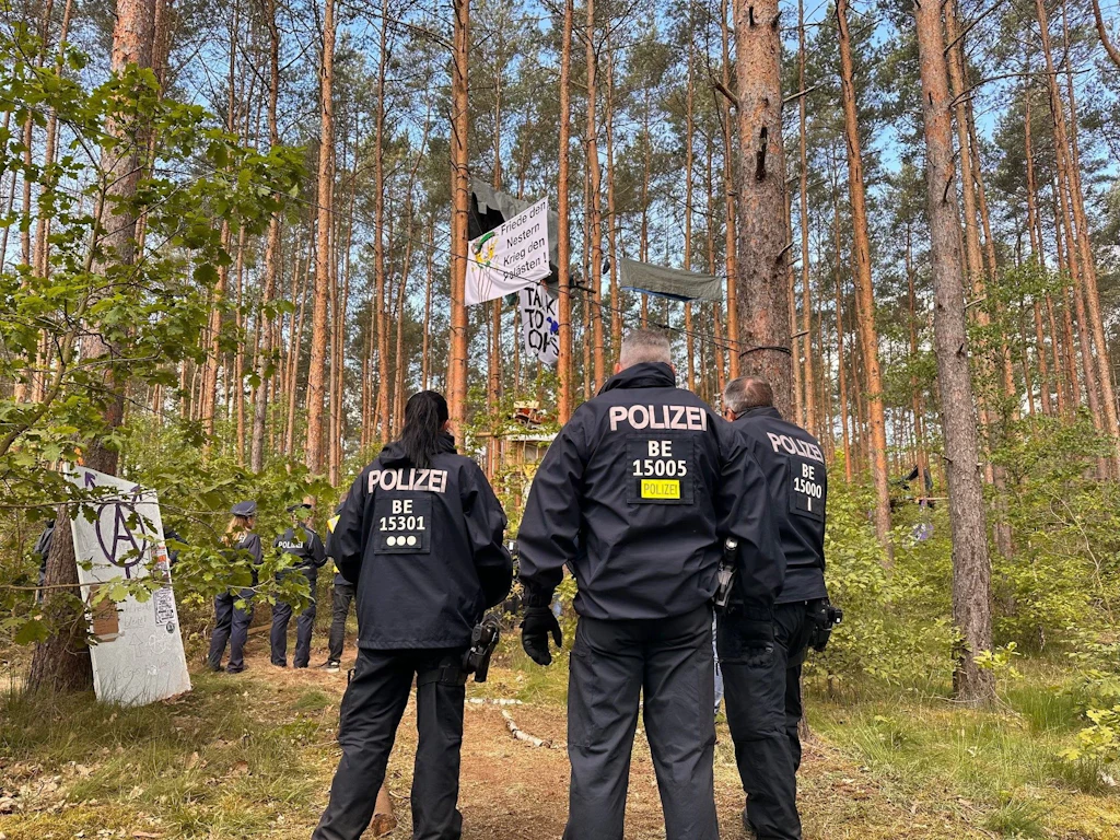 Protestcamp in der Wuhlheide geräumt: Polizei holt Besetzer von Bäumen