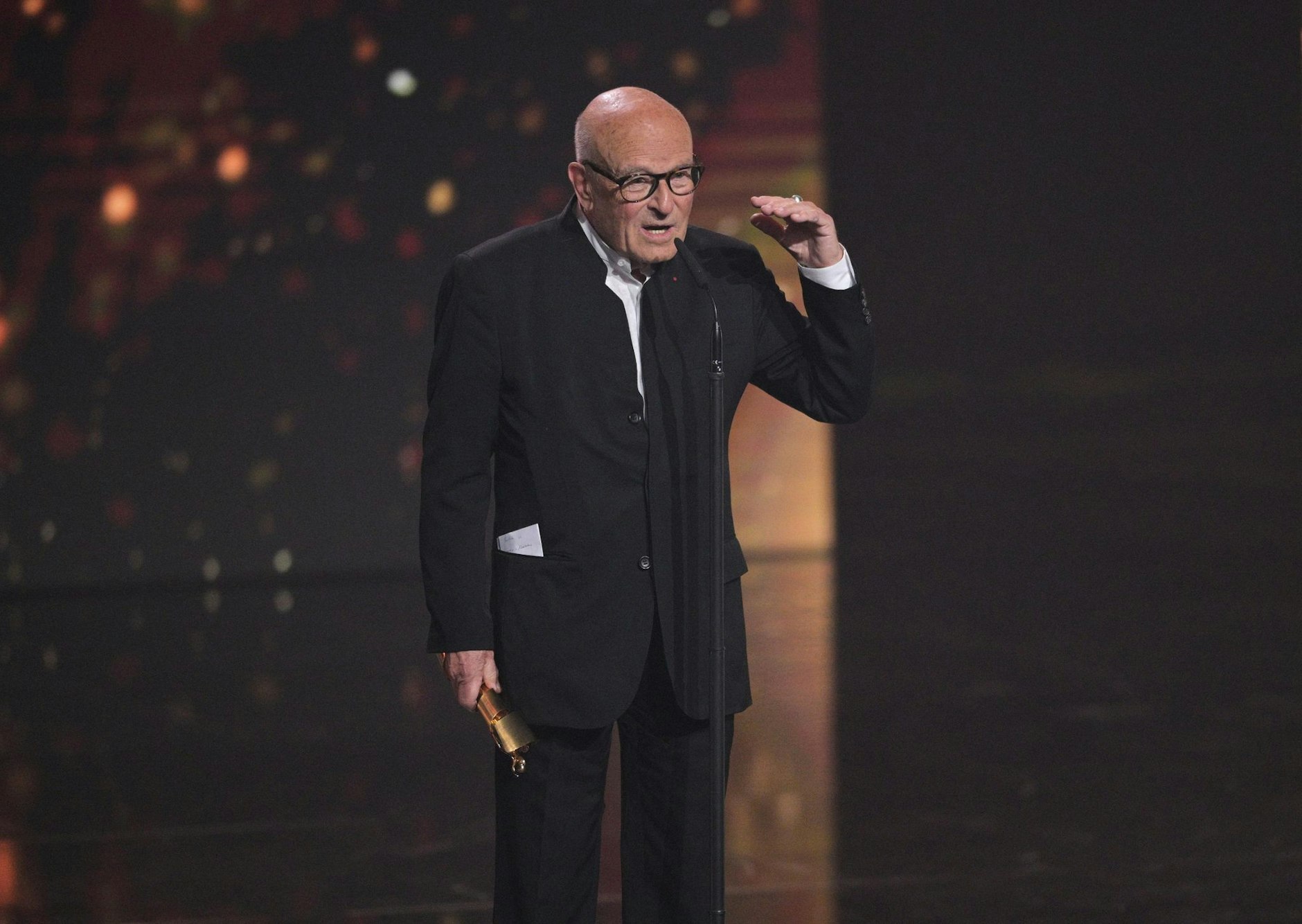 Regisseur Volker Schlöndorff steht mit dem Ehrenpreis auf der Bühne.