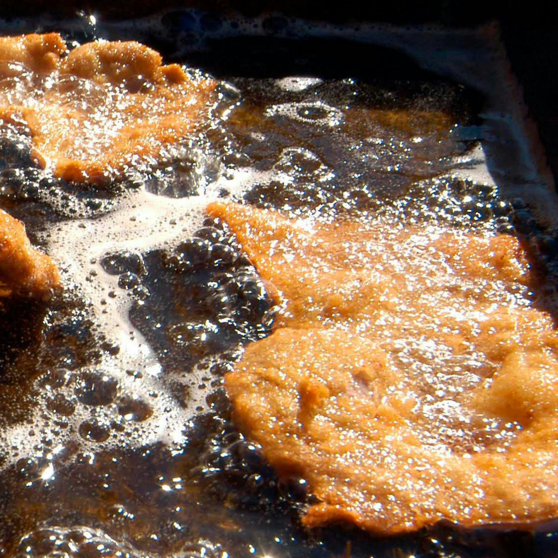 Die Schnitzel werden in reichlich Fett ausgebacken. 