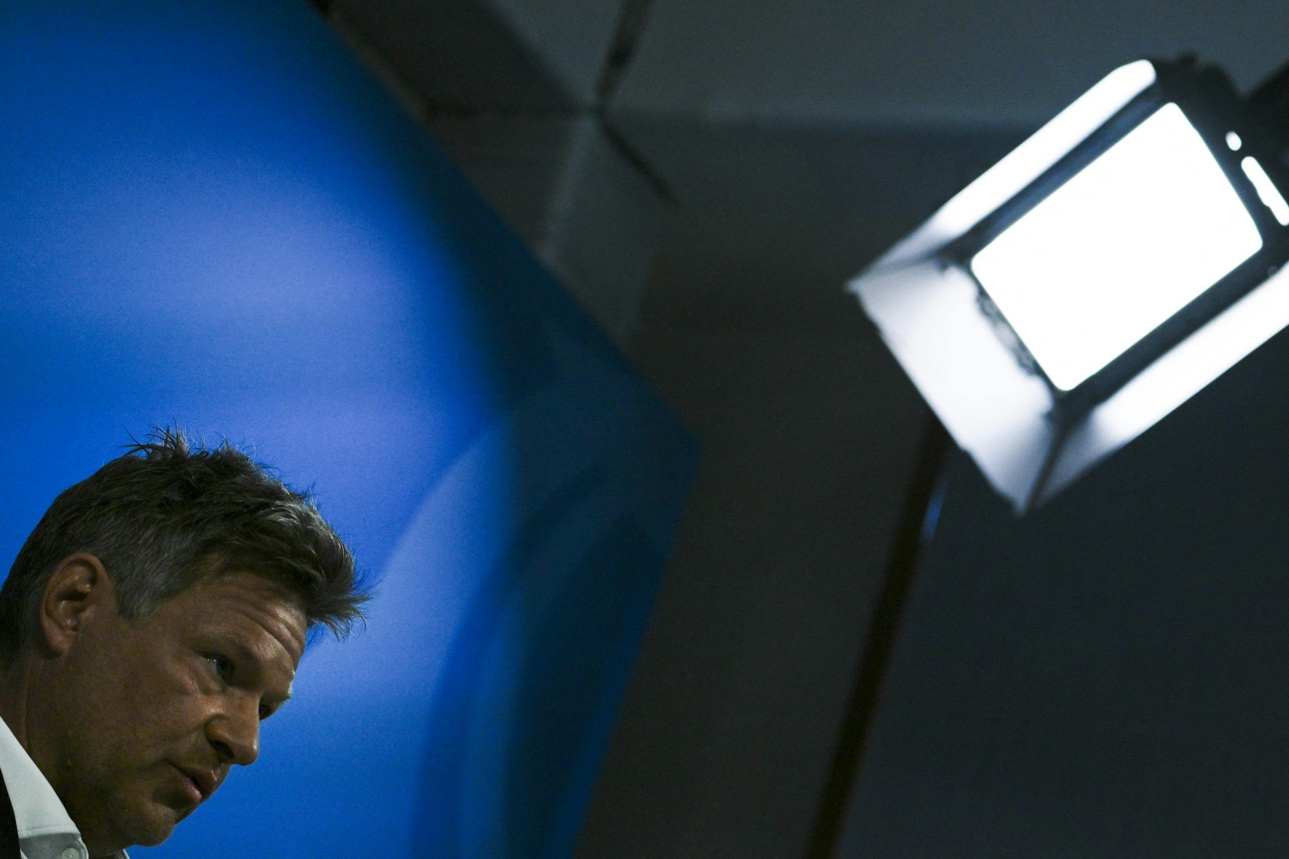 Bundesminister für Wirtschaft und Klimaschutz Robert Habeck spricht am 17. Mai 2023 zu aktuellen Entwicklungen um Patrick Graichen.