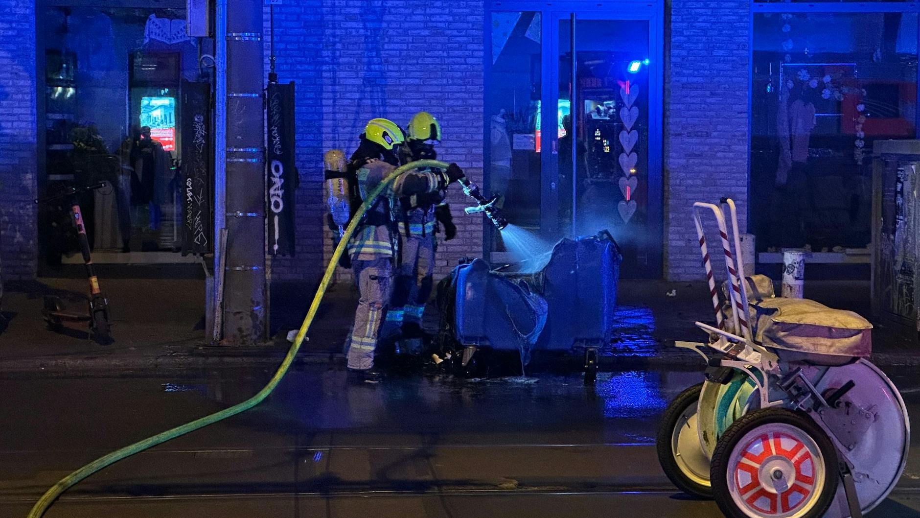 In der Boxhagener Straße brannte mindestens ein Müllcontainer.