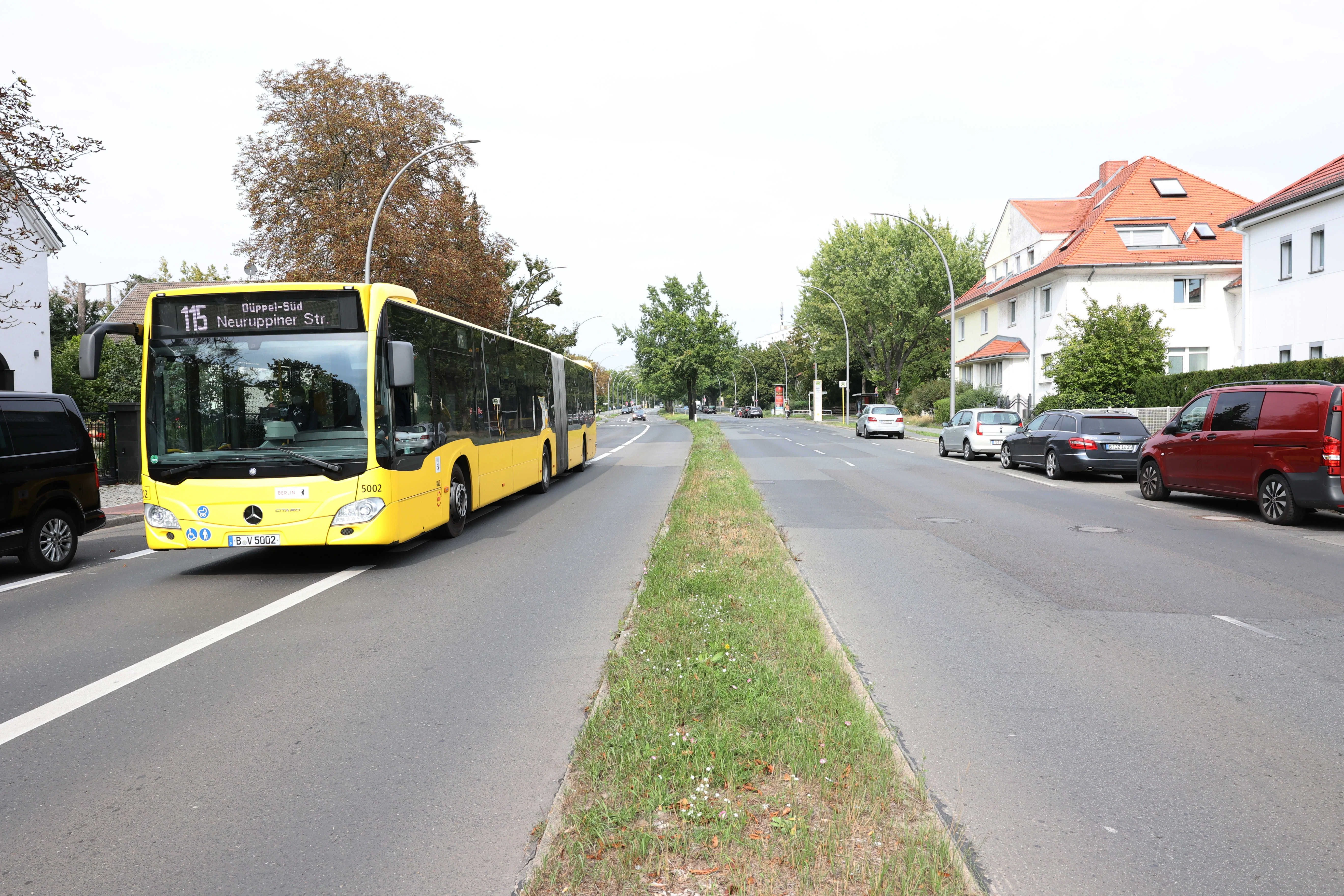 Die Busspur in der Zehlendorfer Clayallee Anfang September 2022. Kurz darauf erklärte das Verwaltungsgericht Berlin den Sonderfahrstreifen zwischen der Argentinischen Allee und der Riemeisterstraße für rechtswidrig, und die Anordnung wurde aufgehoben. Anwohner hatten einstweiligen Rechtsschutz beantragt.