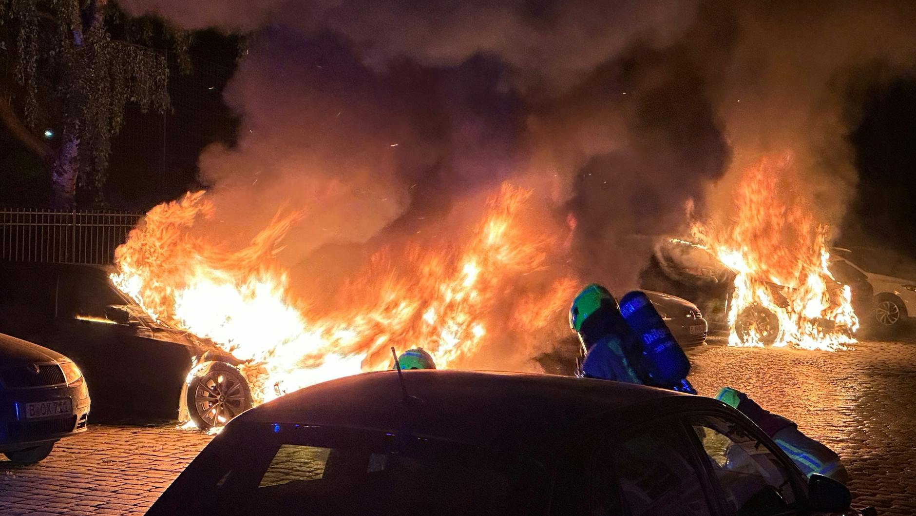 Die Feuerwehr konnte die heftigen Brände schnell unter Kontrolle bringen.