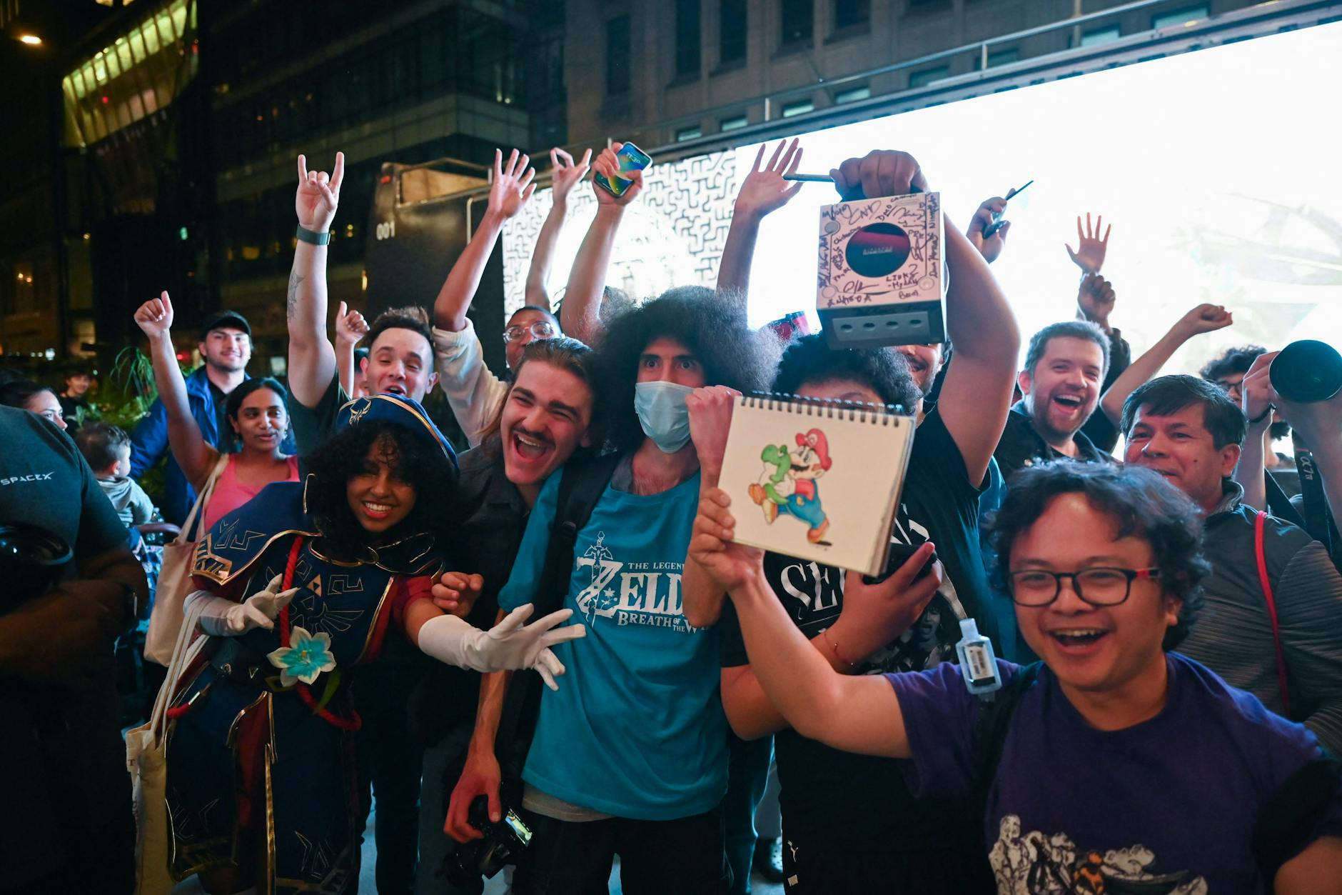 Alle wollen das neue Zelda-Spiel: Lange Schlangen vor einem Geschäft.