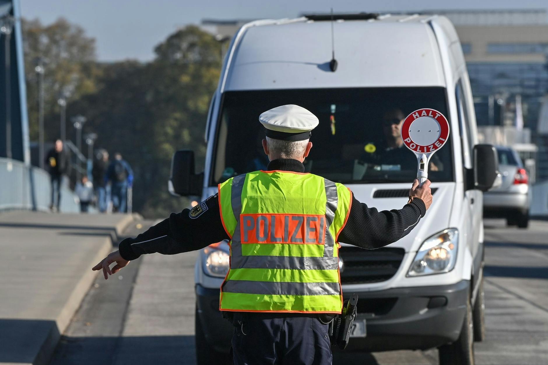 Ein Beamter der Bundespolizei stoppt einen Fahrer eines Kleintransporters bei der Einreise nach Deutschland am deutsch-polnischen Grenzübergang Stadtbrücke in Frankfurt (Oder).