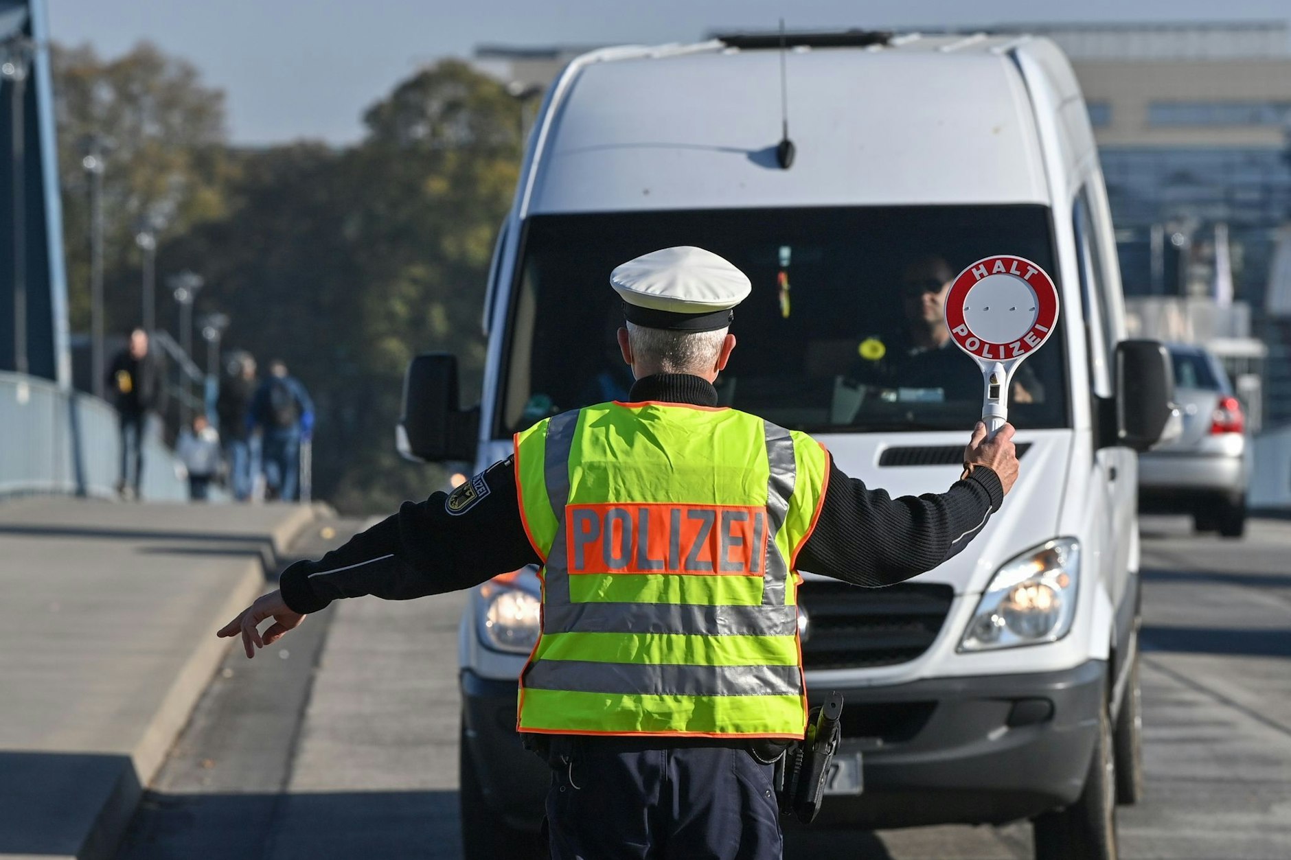 Ein Beamter der Bundespolizei stoppt einen Fahrer eines Kleintransporters bei der Einreise nach Deutschland am deutsch-polnischen Grenzübergang Stadtbrücke in Frankfurt (Oder).