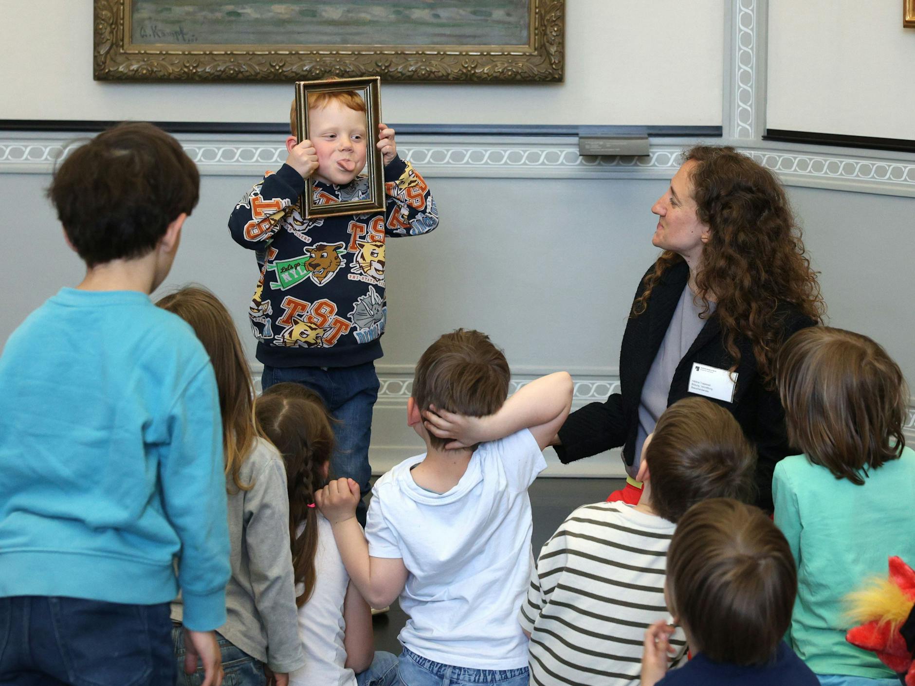 Kinder der Fröbel-Kita in der Alten Nationalgalerie. Maxim zeigt Gesicht. 