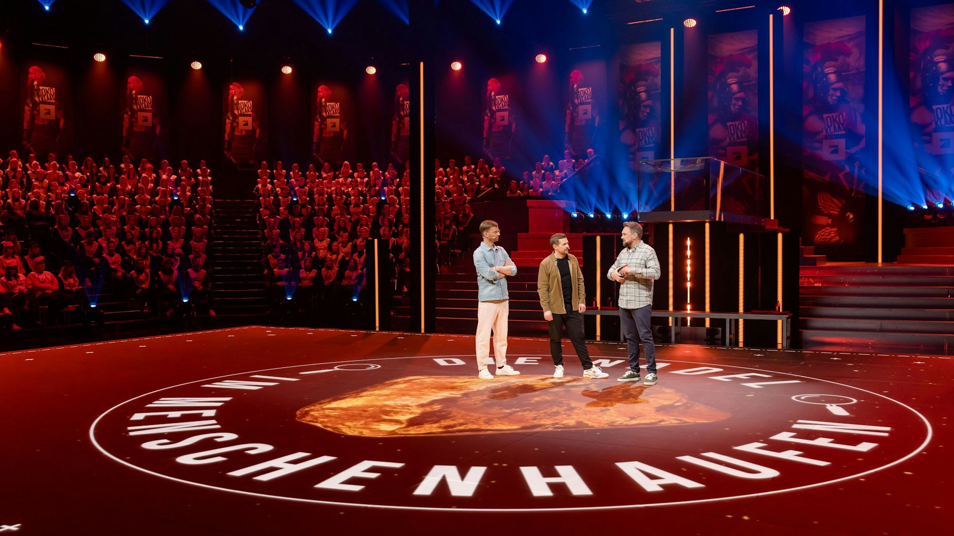 Nach der ersten Aufgabe kommt Joko verspätet ins Studio.