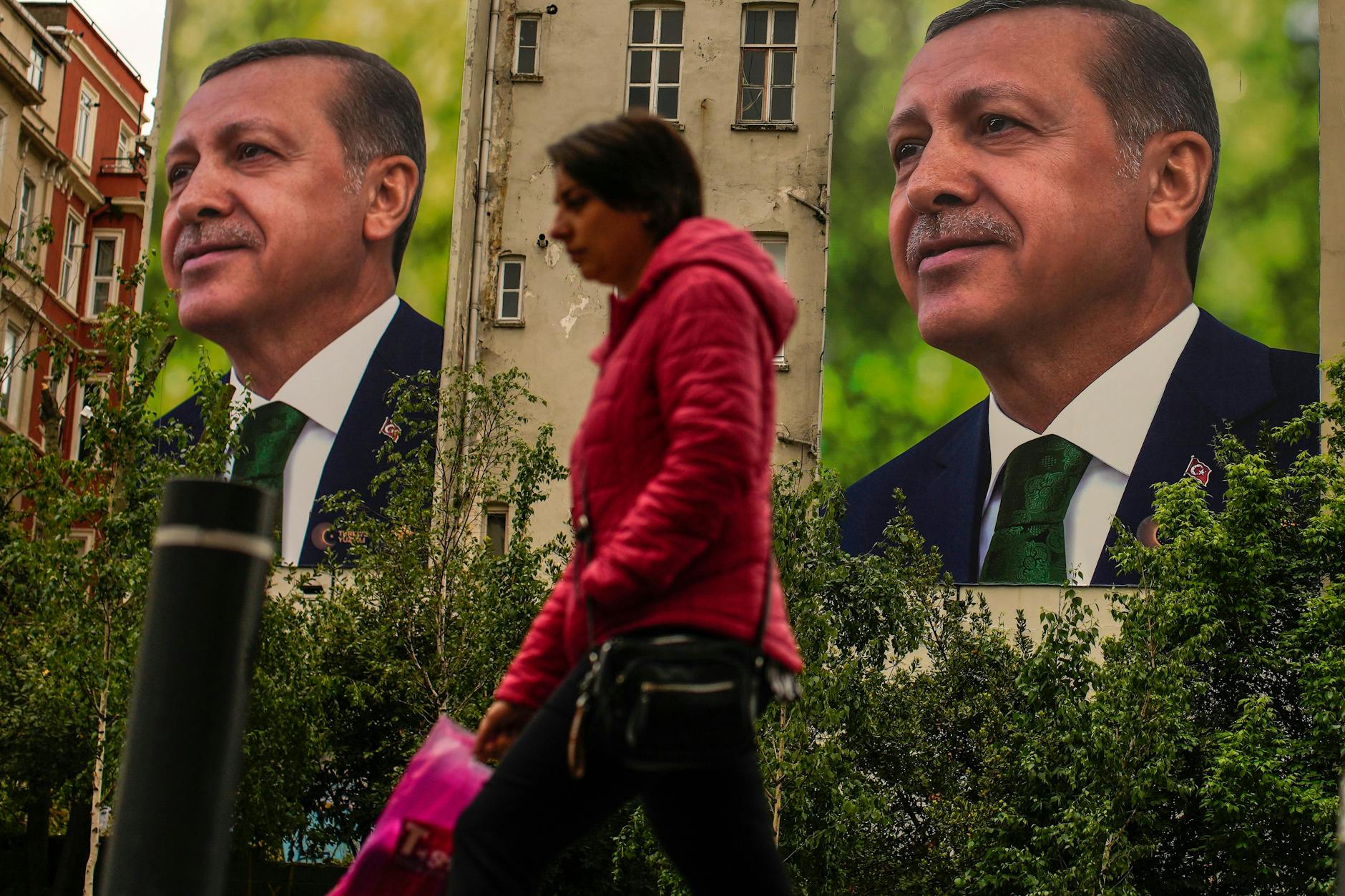 Eine Frau geht an Plakaten des türkischen Präsidenten Erdogan vorbei. 