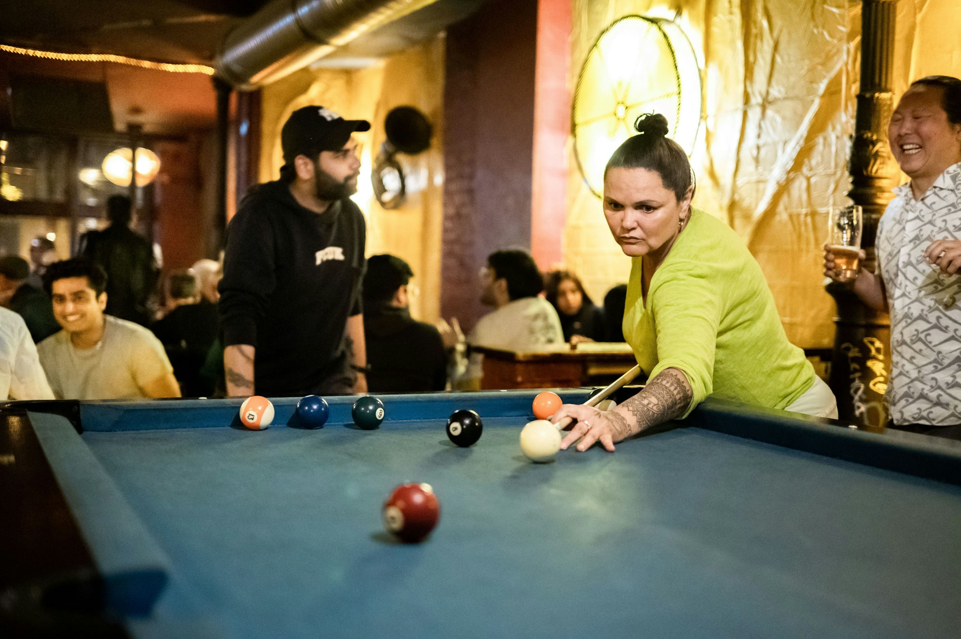 Hinten in der Bar gibt es einen Billardtisch.