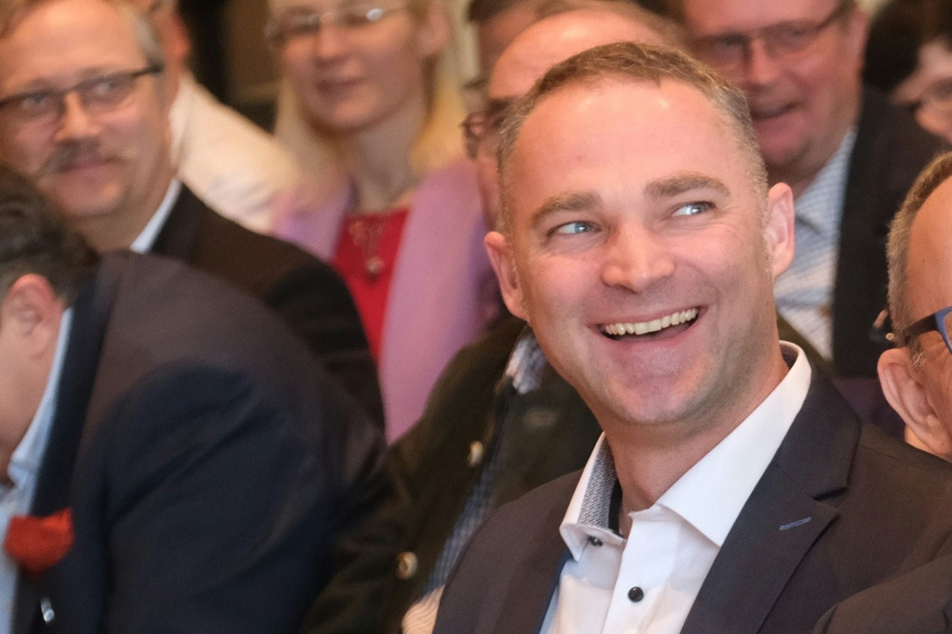 Der AfD-Landtagsabgeordneter Sebastian Wippel (rechts) neben Parteifreunden.