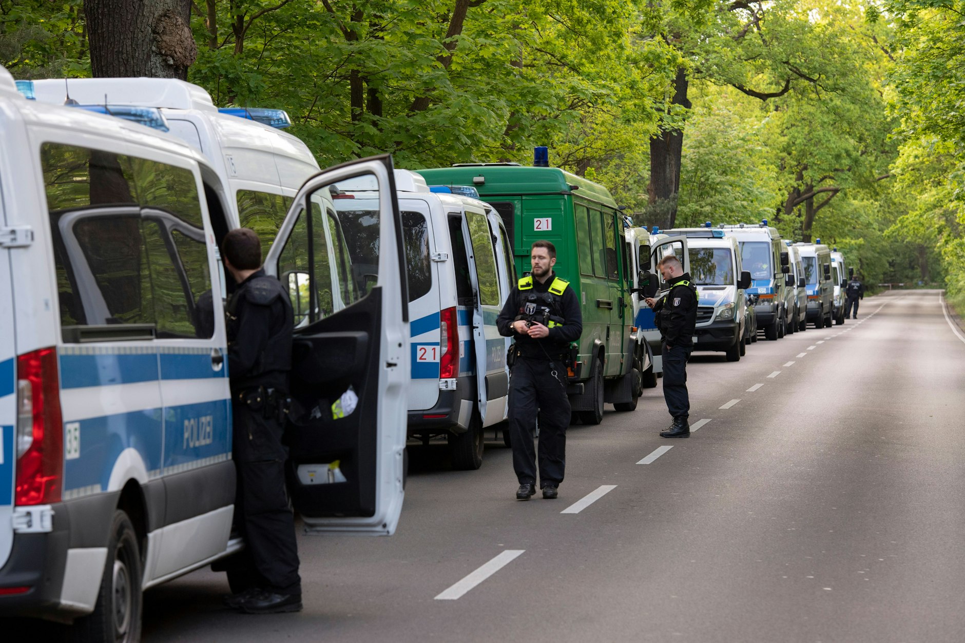 Die Polizei hat am frühen Mittwochmorgen mit der Auflösung eines Protest-Camps von etwa 100 Aktivisten begonnen.