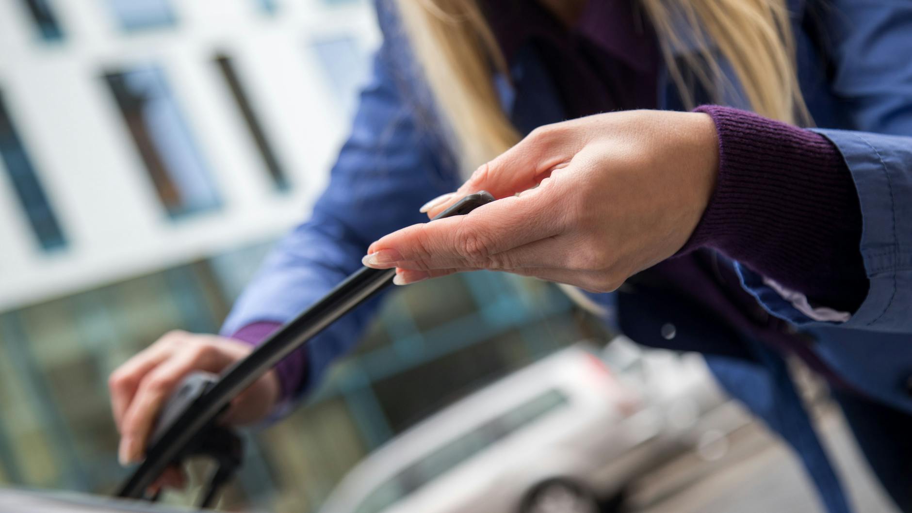 Wenn die Wischleistung nachlässt, müssen neue Scheibenwischer her - oder man versucht, die Gummis nachzuschneiden.