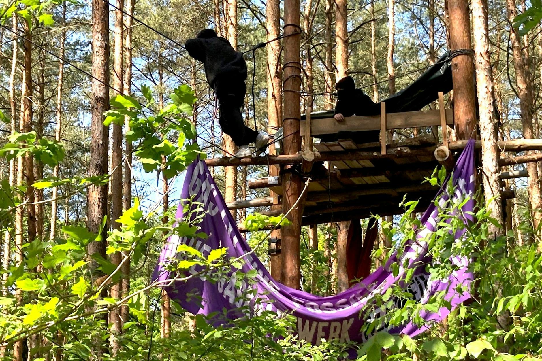 Die Besetzer warteten geduldig, bis die Polizisten auch zu ihnen kamen.