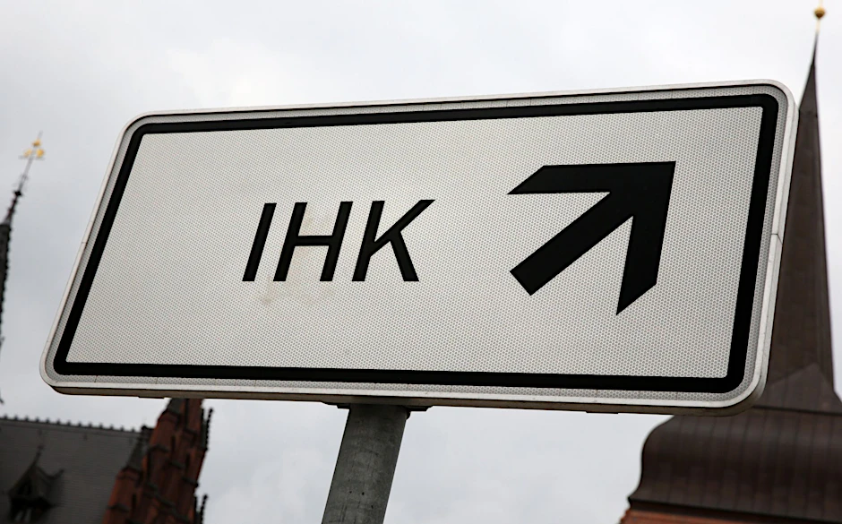 ARCHIV - Ein Schild weist auf die Industrie- und Handelskammer hin.  