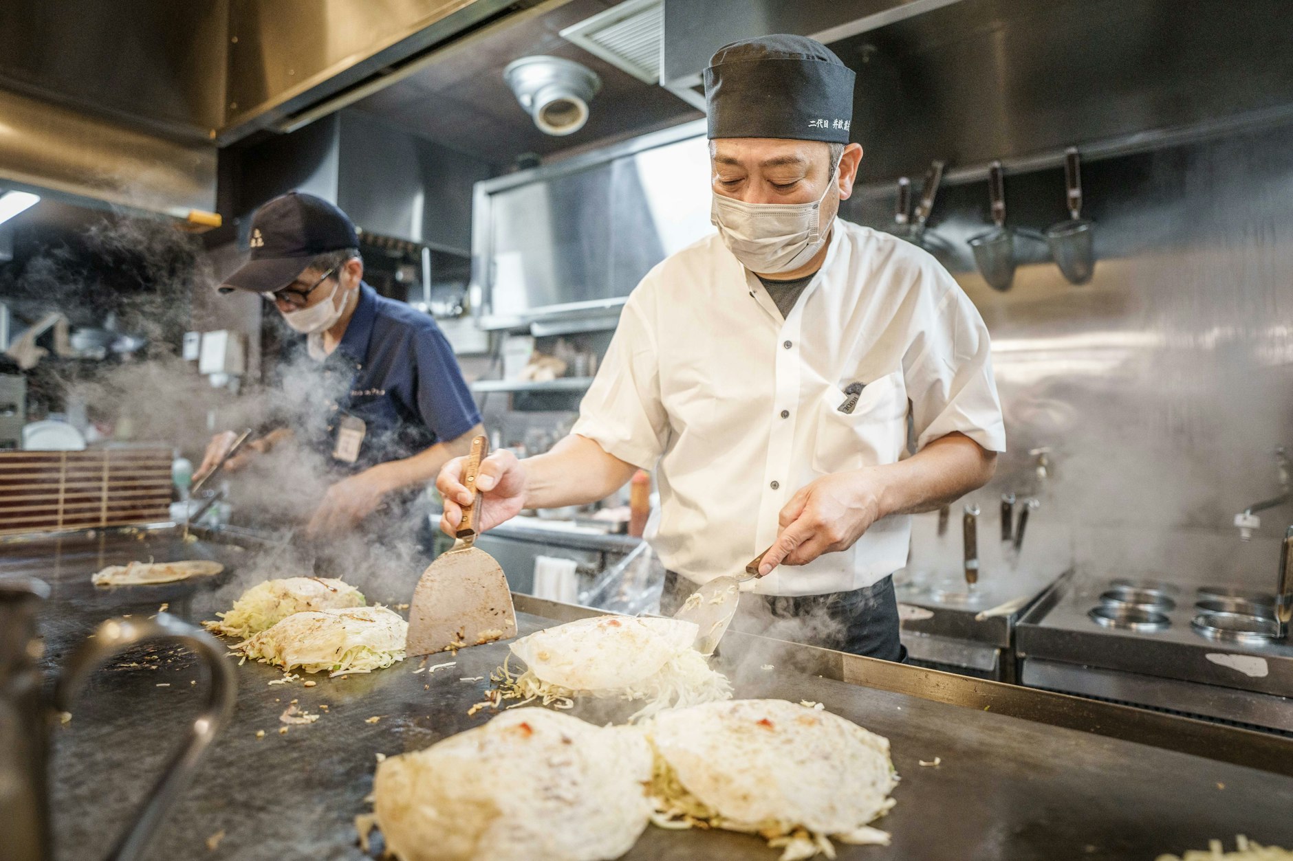 Chefkoch Mitsuo Ise hat im Restaurant Mitchan Sohonten vor dem G7-Gipfel für das Gericht Okonomiyaki eine spezielle Deutschland-Version kreiert: mit&nbsp;Würstchen, Kartoffeln und Sauerkraut.