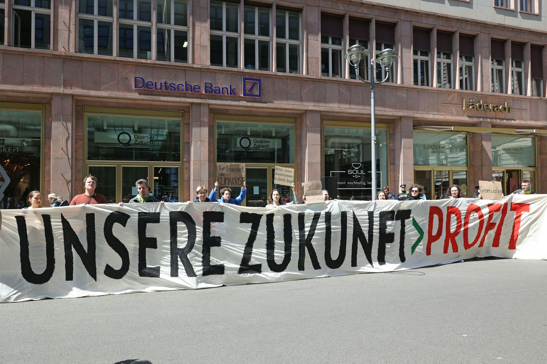 Fridays For Future halten ein Plakat in die Höhe