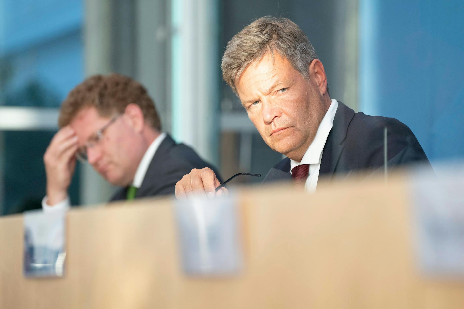Wirtschaftsminister Robert Habeck (r.) und Staatssekretär Patrick Graichen in der Bundespressekonferenz