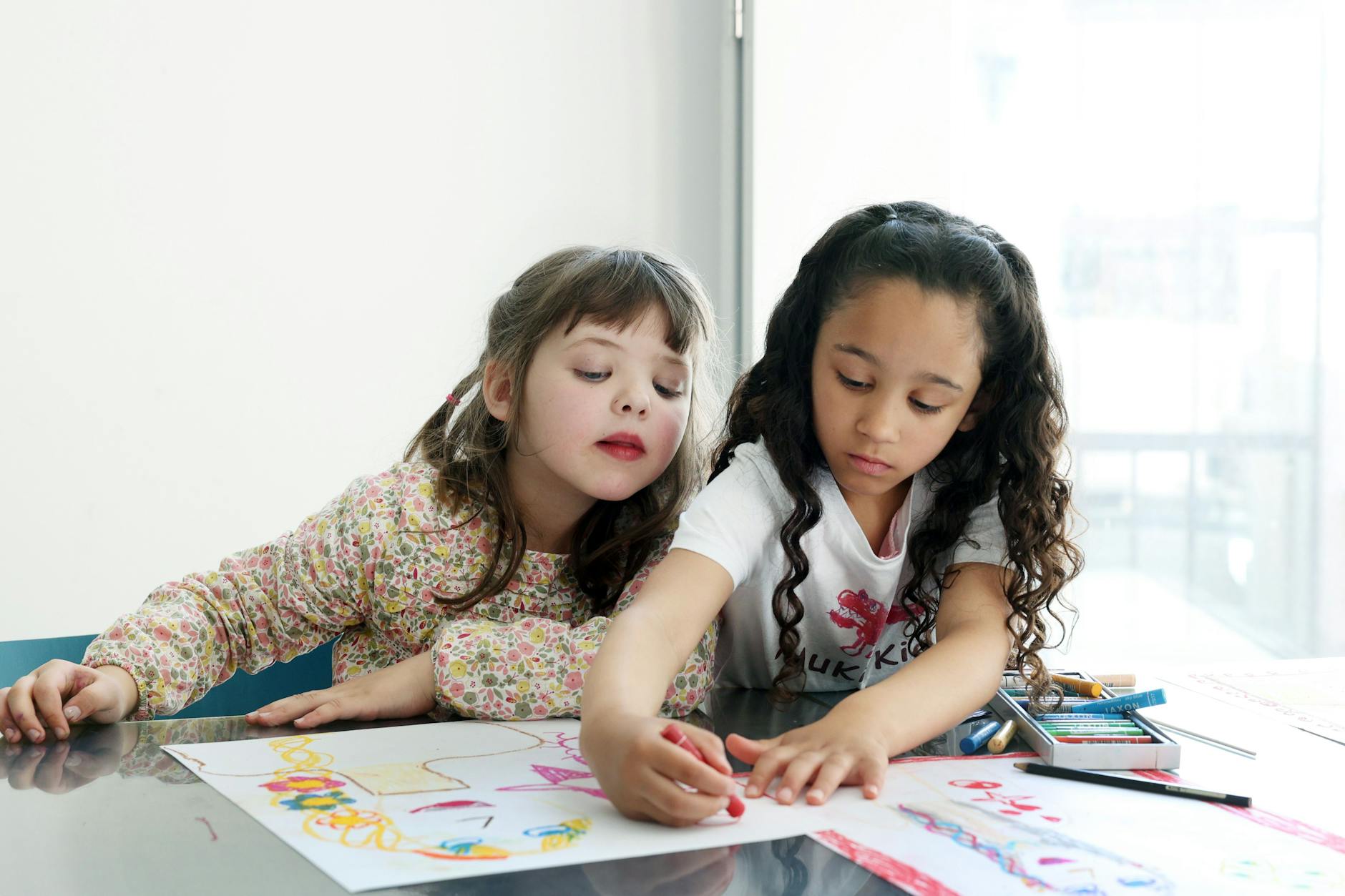 Mila und Amy beim Malen im Haus Bastian.