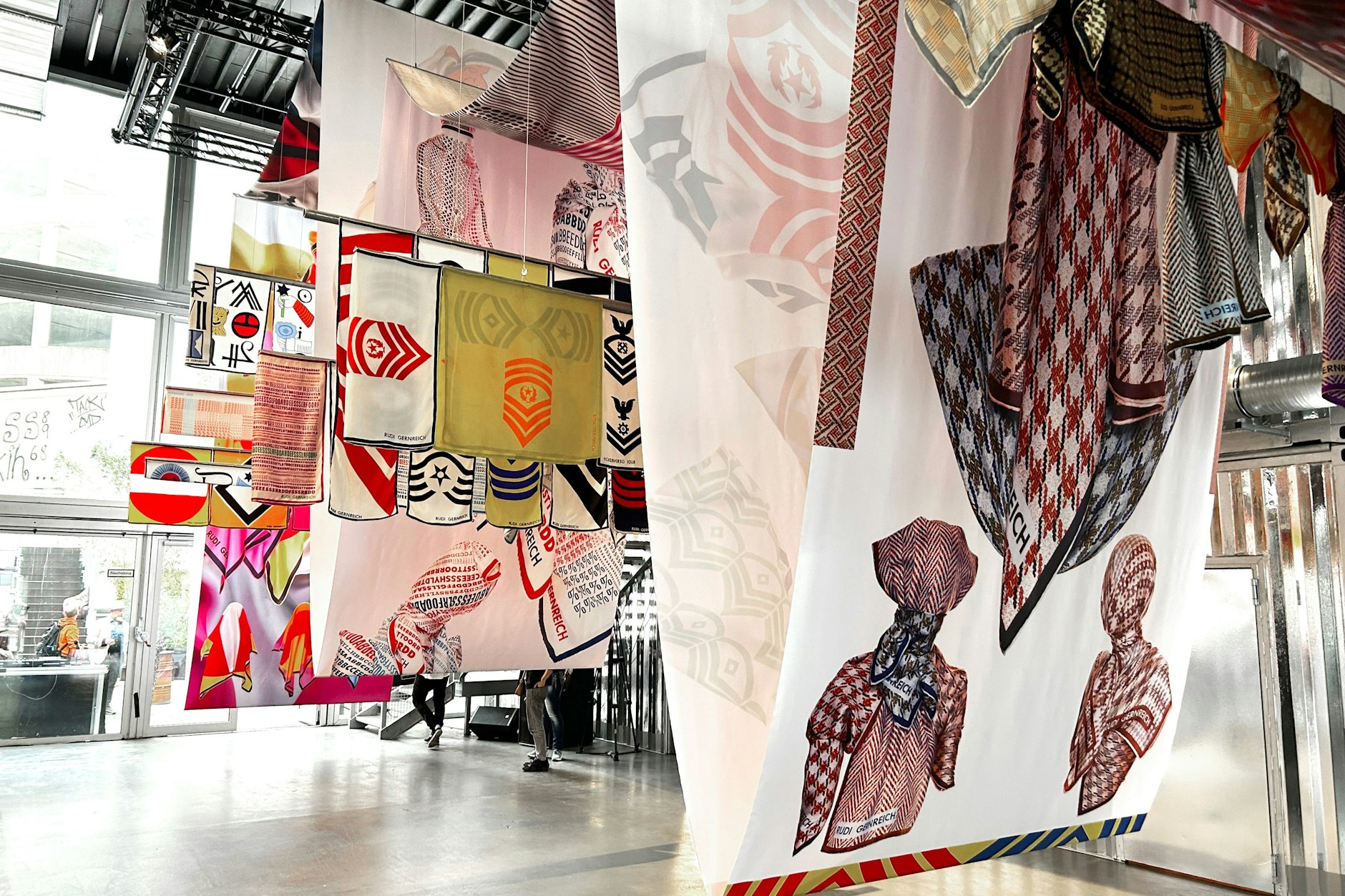 US-militärische Rangabzeichen schmücken eine Seidentuch-Serie von Rudi Gernreich. Zu sehen in der Ausstellung „Tutti Frutti ... Oh Rudi!“ in der Galerie Pop Kudamm.