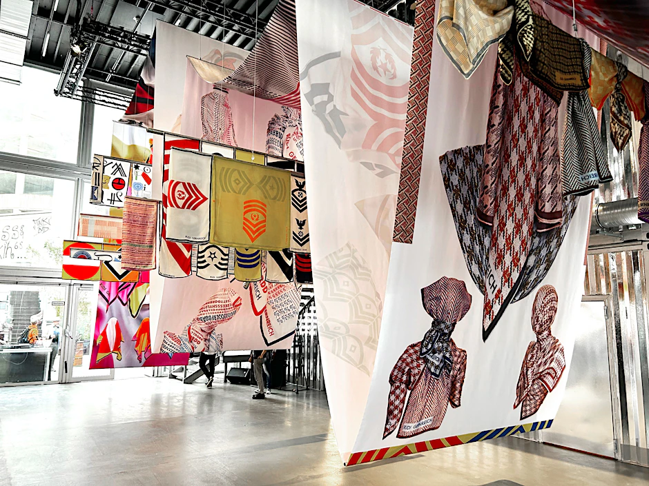 US-militärische Rangabzeichen schmücken eine Seidentuch-Serie von Rudi Gernreich. Zu sehen in der Ausstellung „Tutti Frutti ... Oh Rudi!“ in der Galerie Pop Kudamm.