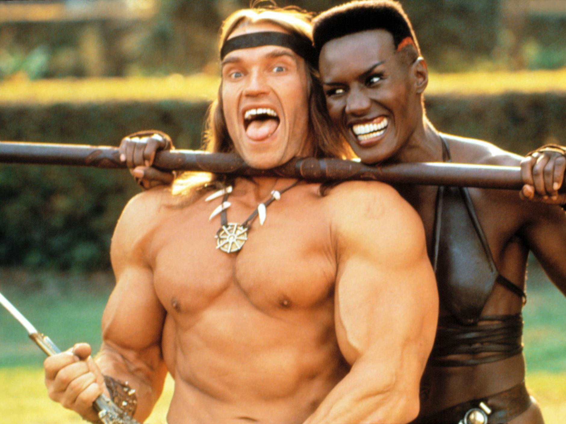 Arnold Schwarzenegger zusammen mit Grace Jones 1984 in dem Action-Film „Conan der Zerstörer“.