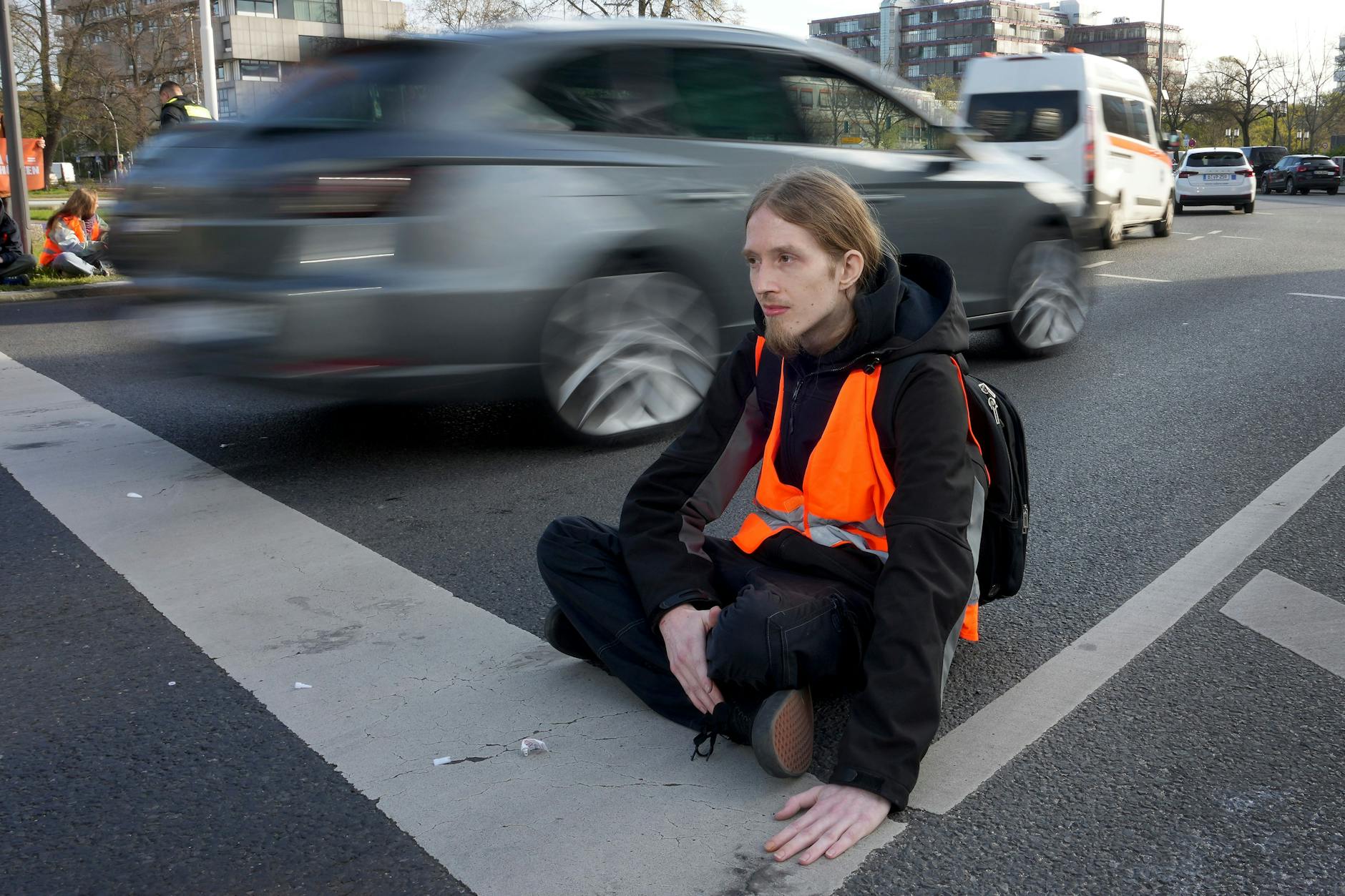 Ein Klimaaktivist der Gruppe Letzte Generation in Berlin