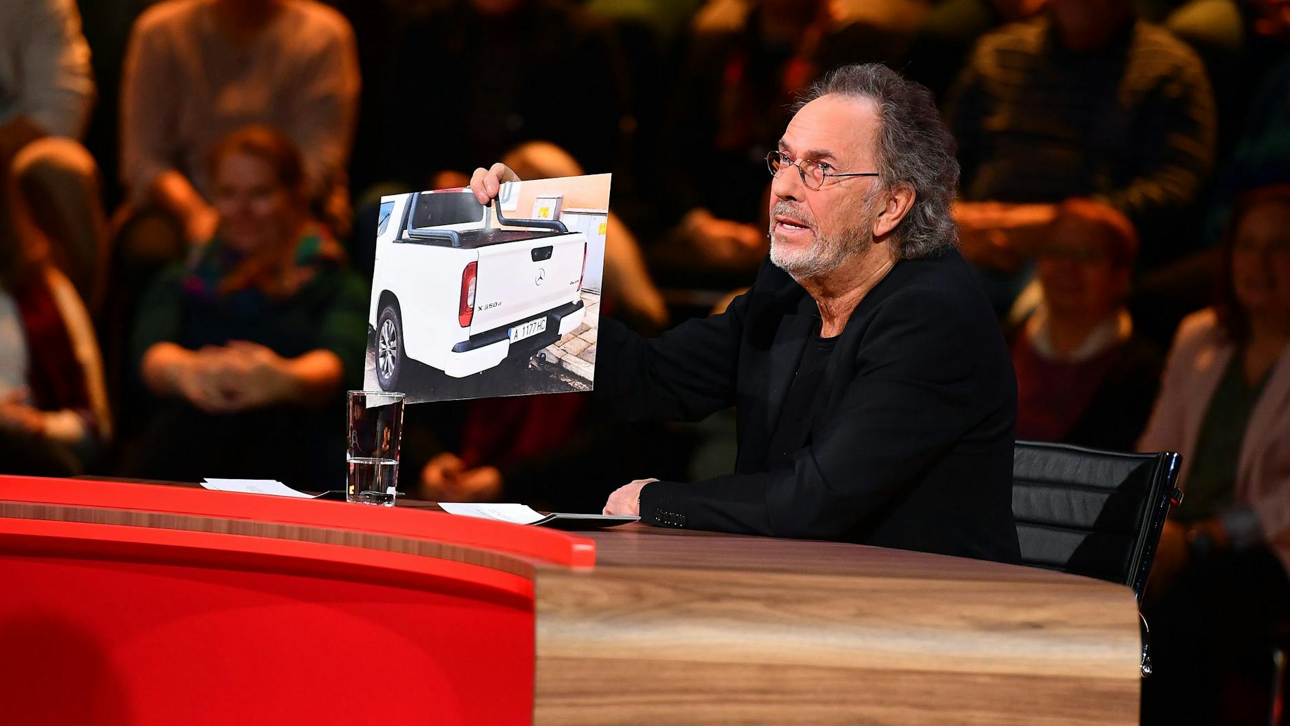 Hugo Egon Balder liest die Fragen in der Show „Genial daneben“ vor.