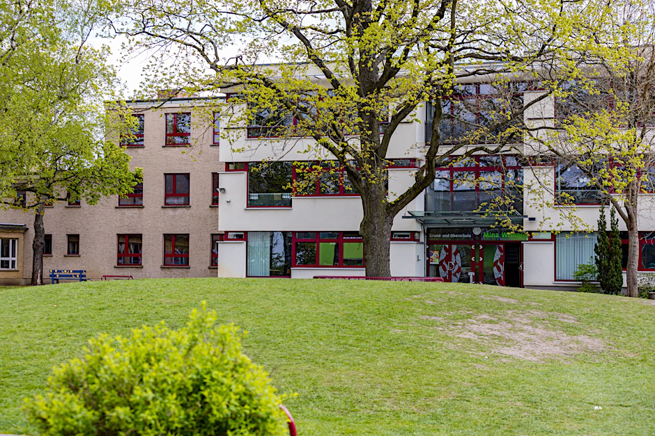 Die Grund- und Oberschule in Burg (Spreewald). Nachdem der Kurort Burg politische Aktionen im Umkreis der Grund- und Oberschule untersagt hatte, endet am Freitag das Verbot.