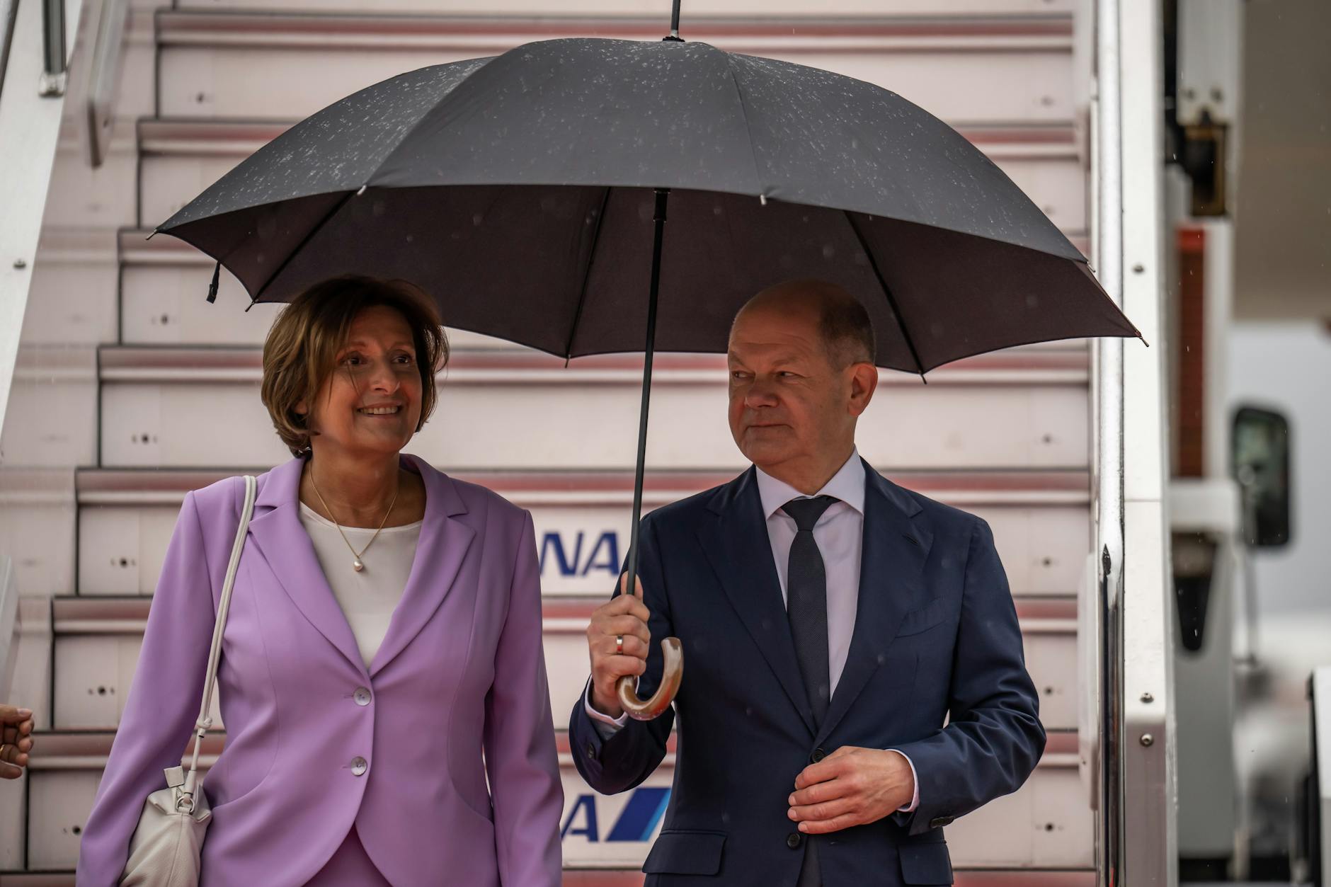 Bundeskanzler Olaf Scholz (SPD) und seine Frau Britta Ernst kommen am Flughafen an.