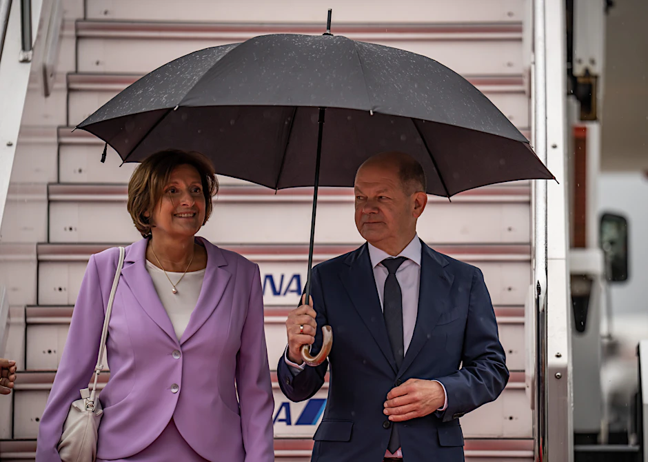 Bundeskanzler Olaf Scholz (SPD) und seine Frau Britta Ernst kommen am Flughafen an.