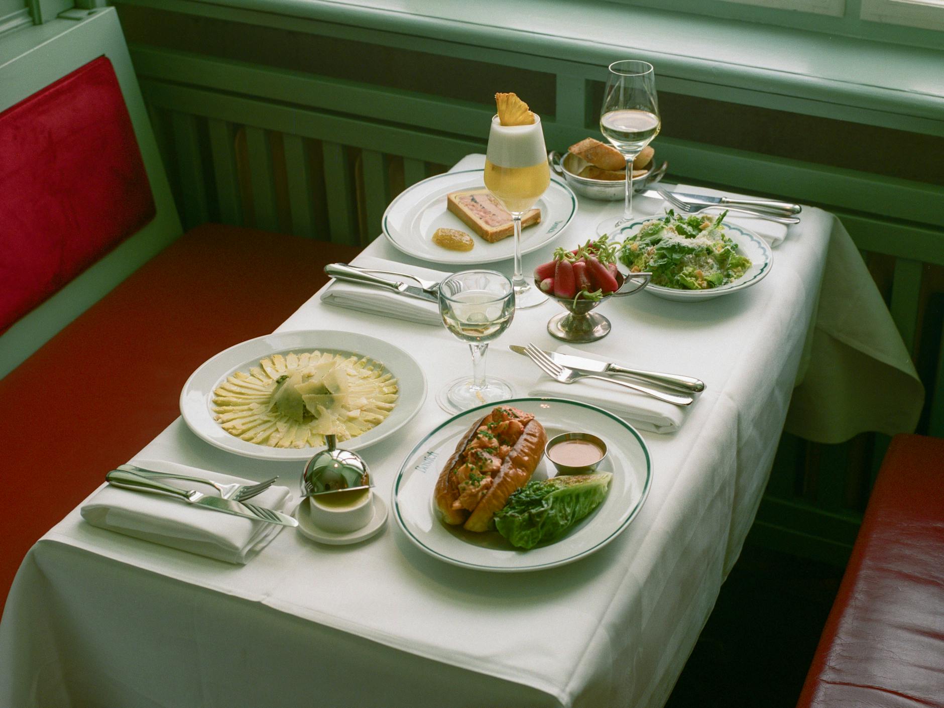Pâté en Croûte mit Feigensenf,
Spargelcarpacchio mit Sauce Gribiche, Lobster mit Hummer Bisque und Radieschen.