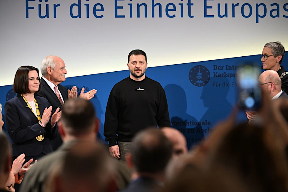 Der ukrainische Präsident Wolodymyr Selenskyj wird mit Applaus zur Preisverleihung in Aachen empfangen. 