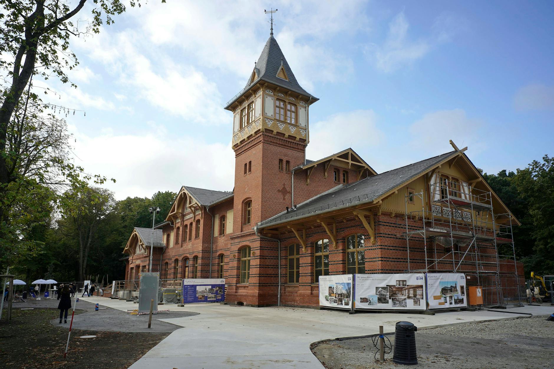 Das Eierhäuschen ist ein im 19. Jahrhundert errichtetes Berliner Ausflugslokal am Rande des Plänterwalds direkt am Ufer der Spree. 