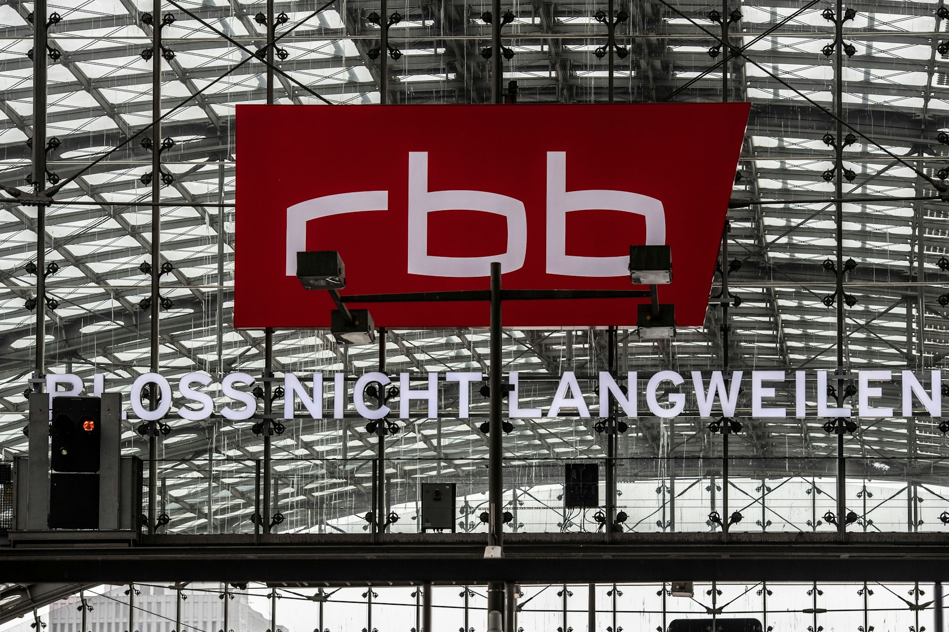 Alter Spruch: Das Logo des RBB im Berliner Hauptbahnhof. Der RBB prüft jetzt die Entfernung der Riesen-Werbung.