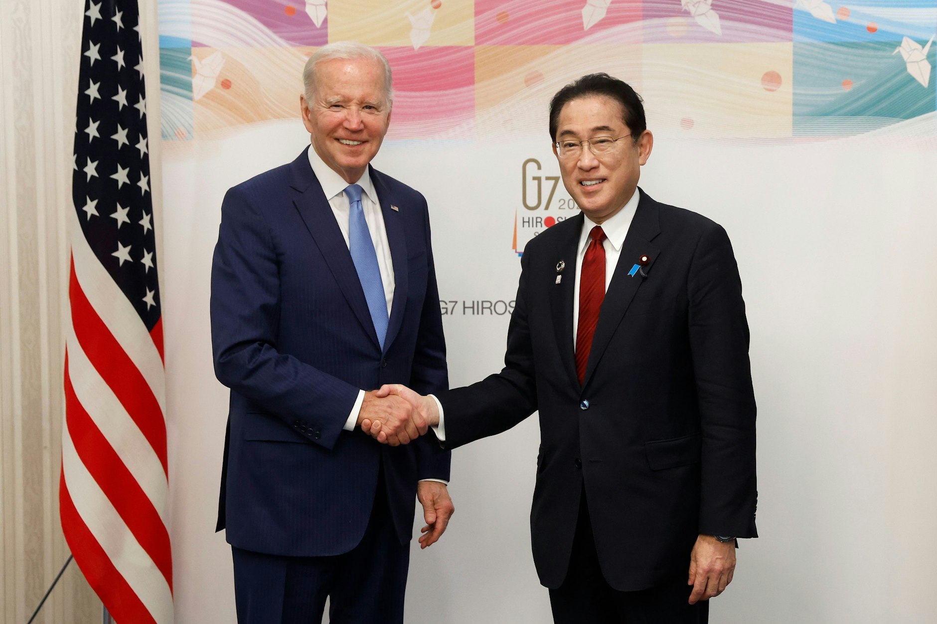 US-Präsident Joe Biden und der japanische Premierminister Fumio Kishida vor dem G7-Gipfel in Hiroshima. Die USA haben neue Sanktionen gegen Russland angekündigt.