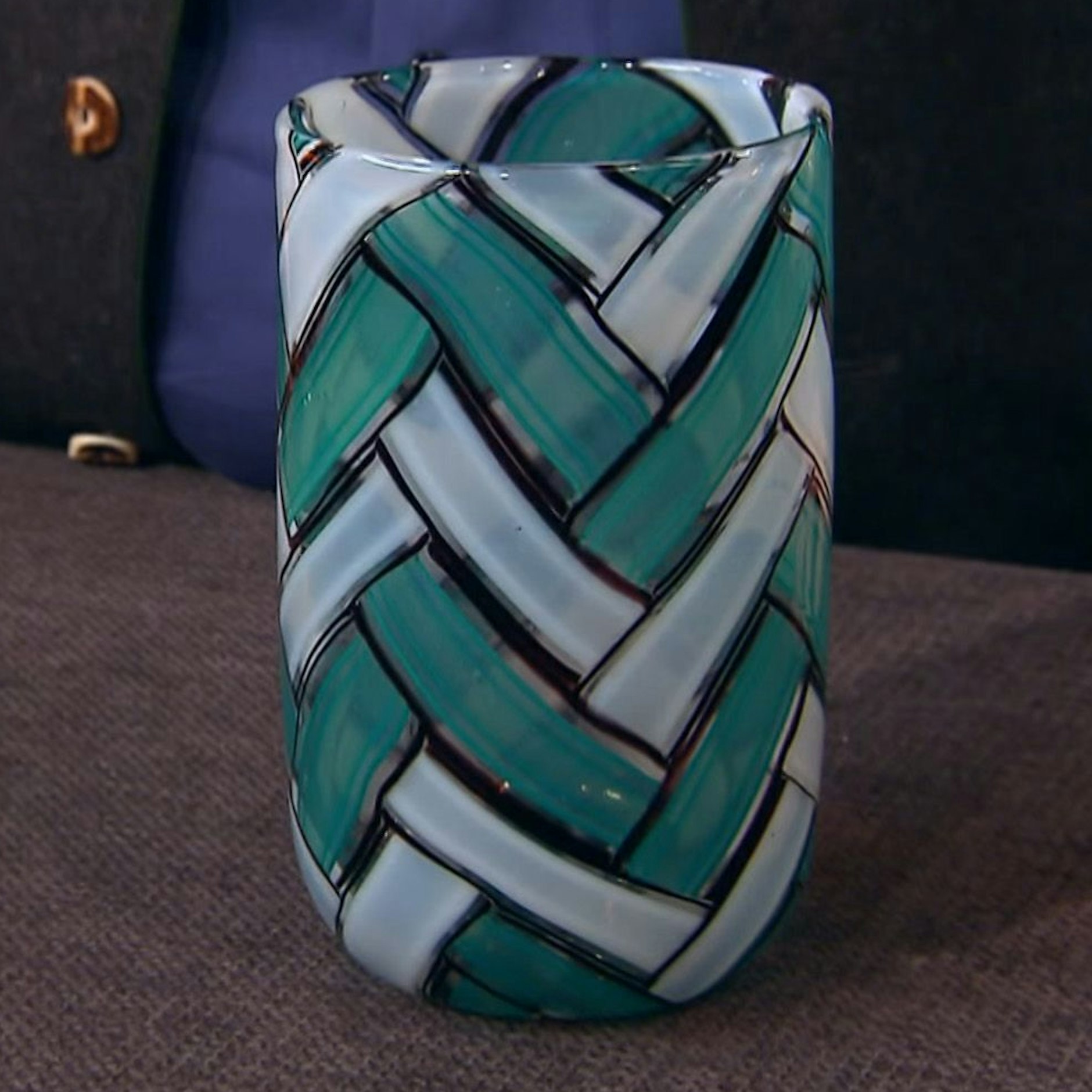 Diese Vase landete bei der „Bares für Rares“-Expertise. Wie viel ist sie wohl wert?