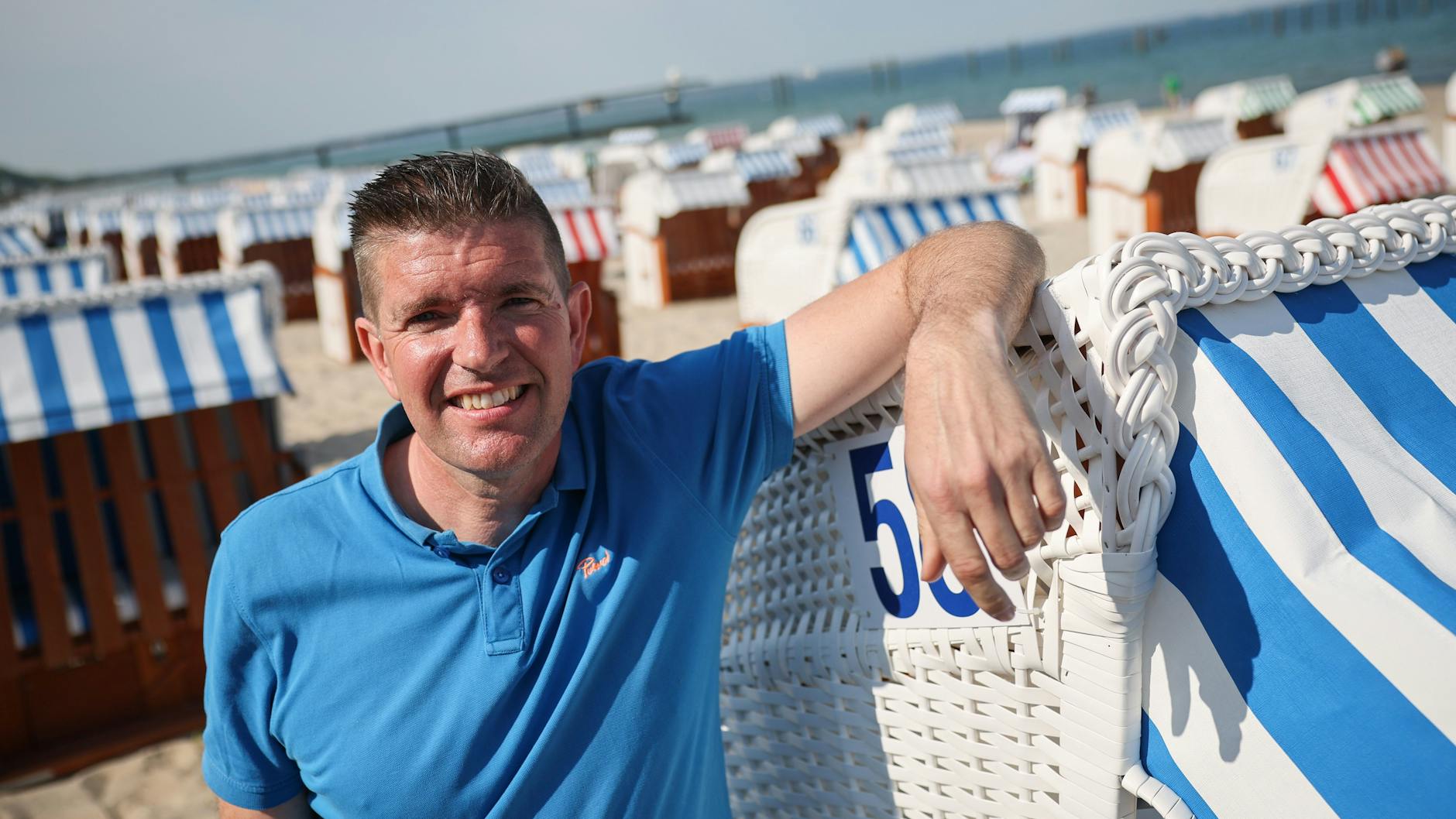 Marcus Bade ist Vorsitzender des Landesverbandes der Strandkorbvermieter Schleswig-Holstein. Wer einen Strandkorb mieten will, muss dieses Jahr entlang der Küsten an der Nordsee und Ostsee teils tiefer in die Tasche greifen.