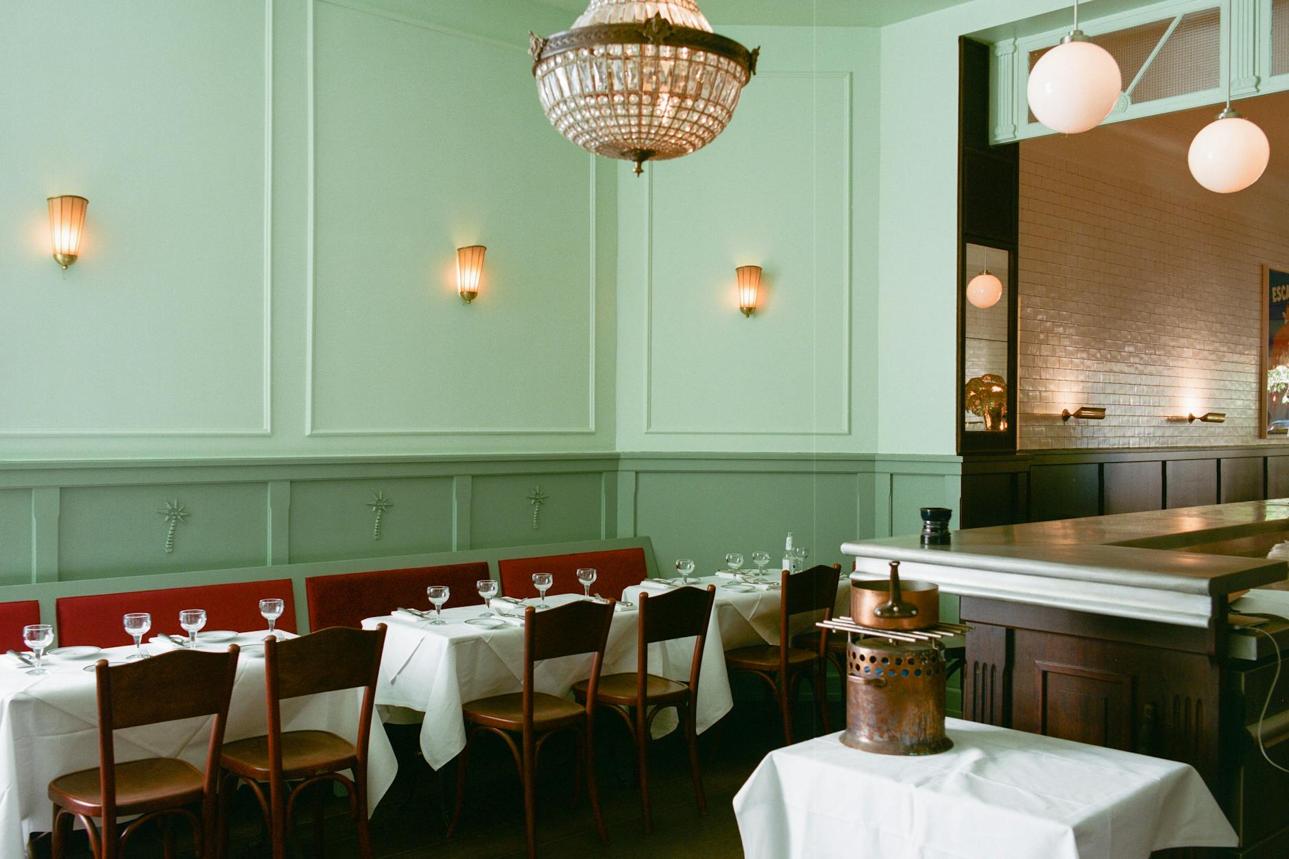 Wunderbar abgestimmte antike Einrichtung, und auf dem kleinen Gaskocher wird im Kupfertopf frisch am Tisch Zürcher Geschnetzeltes zubereitet.