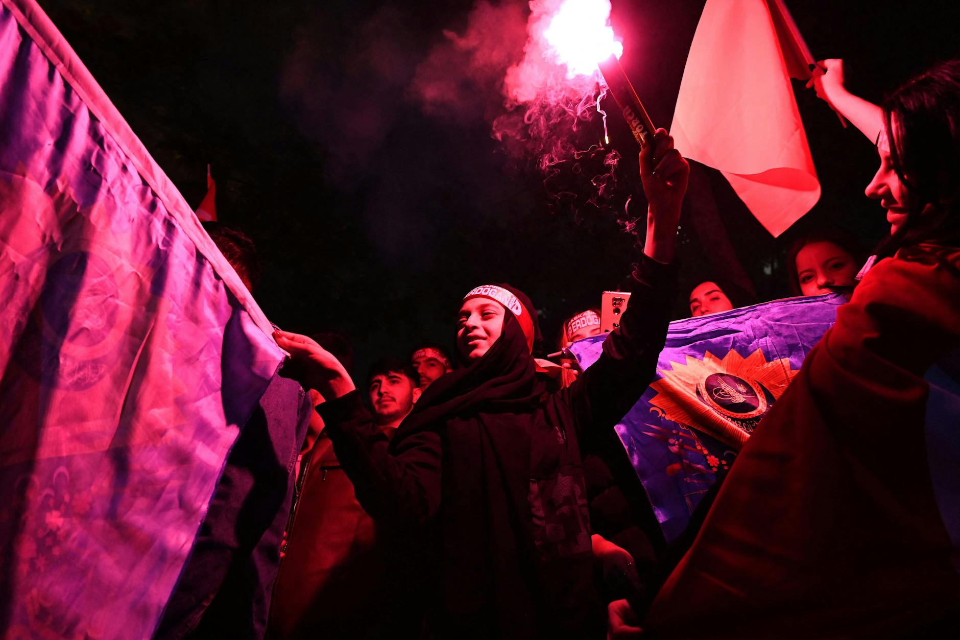 Anhänger des türkischen Präsidenten Recep Tayyip Erdogan jubeln vor dem Sitz der AKP in Istanbul.