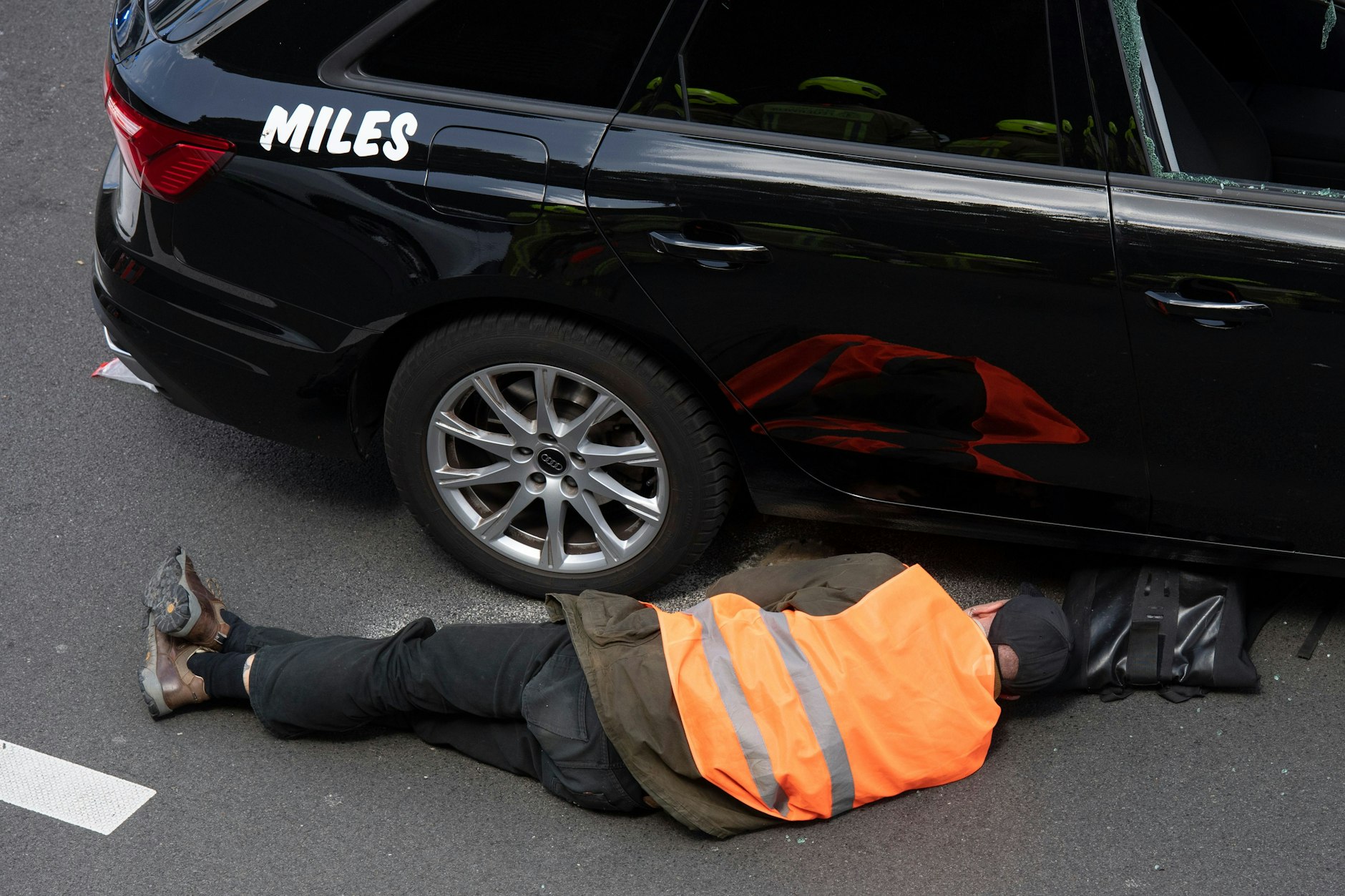 Ein Aktivist der Gruppe Letzte Generation hat sich auf der Autobahn A100 in der Nähe der Ausfahrt Kurfürstendamm unter einem Auto auf die Fahrbahn geklebt.&nbsp;