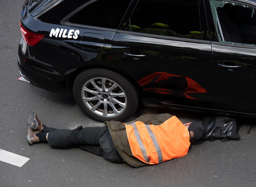 Letzte Generation: Zahlreiche Blockaden am Vatertag, Aktivisten kleben sich an Autos fest
