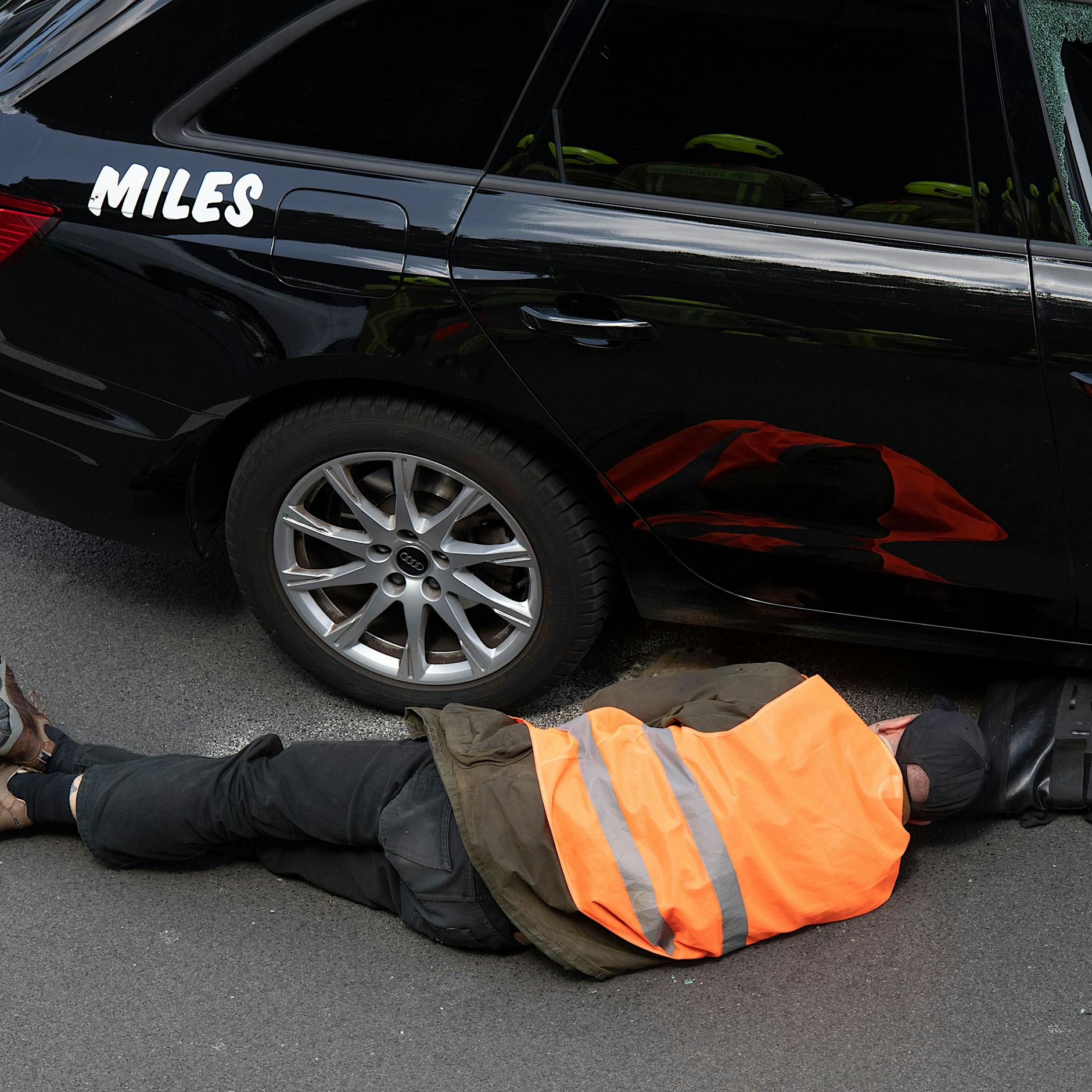 Letzte Generation: Zahlreiche Blockaden am Vatertag, Aktivisten kleben sich an Autos fest